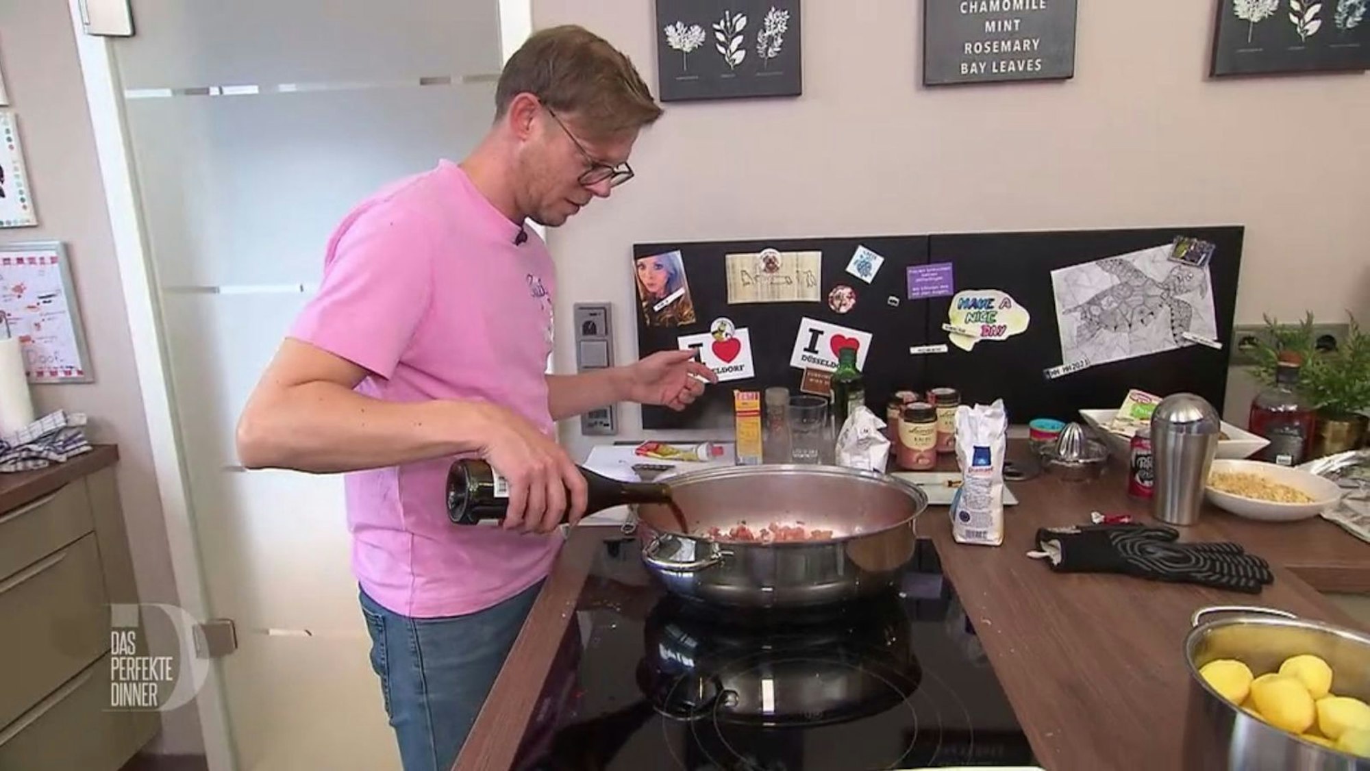 Bis die Kalbsbäckchen endlich im Topf gelandet sind, hat Mark viel Zeit und Nerven investiert.
(Bild: RTL)