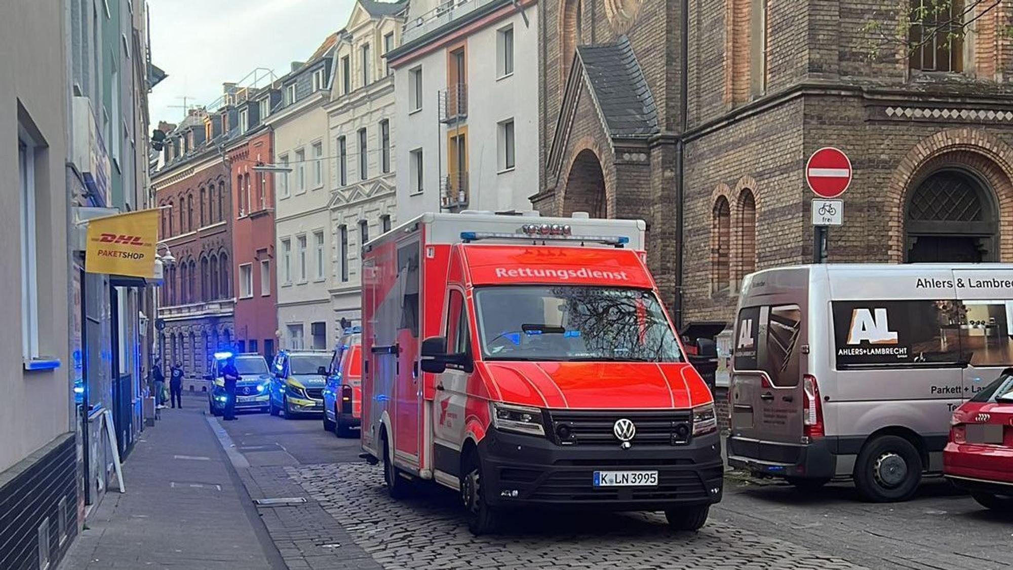 Nach einem Polizeieinsatz in Köln-Deutz, bei dem ein 30-Jähriger Anfang April das Bewusstsein verlor und reanimiert werden musste, erhebt der Anwalt des Mannes schwere Vorwürfe gegen die Polizei.