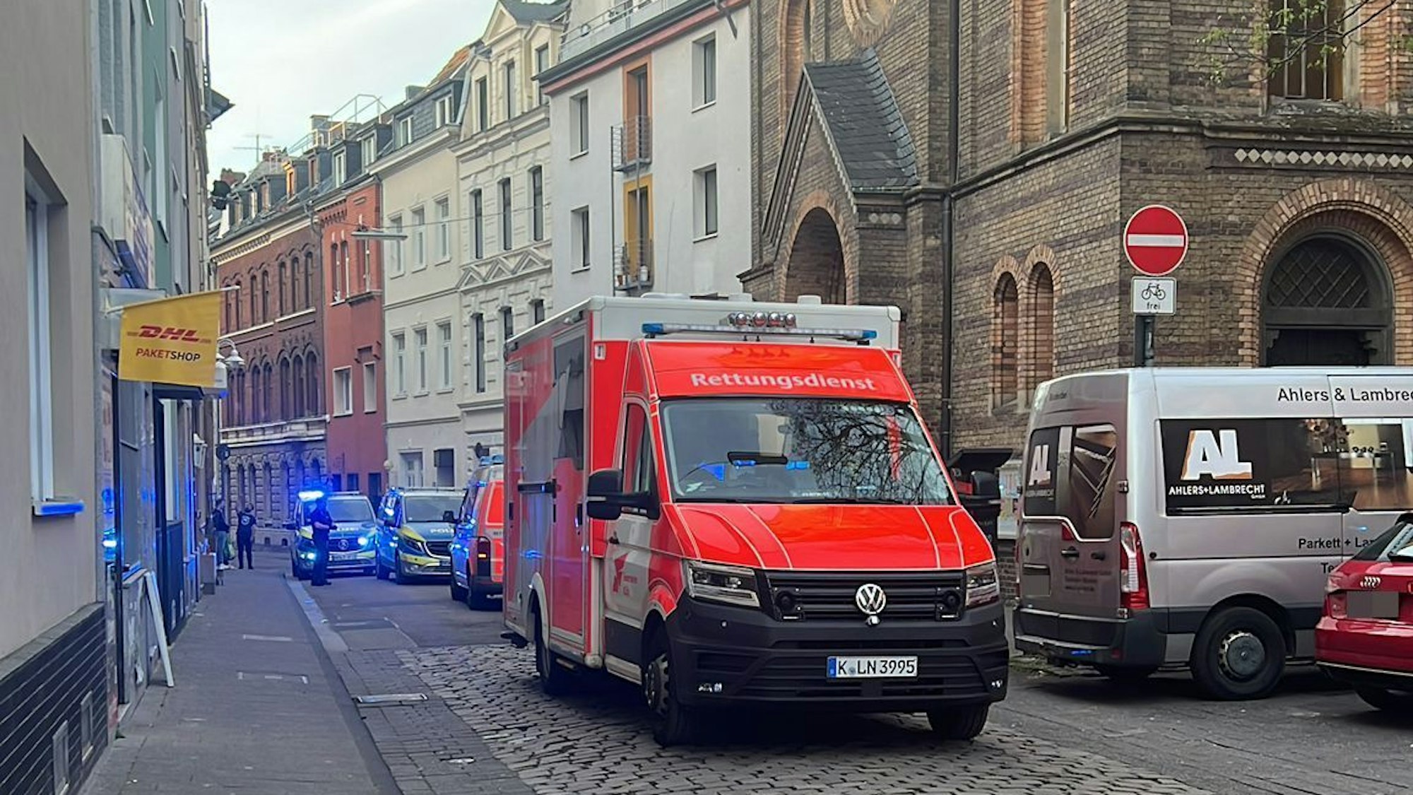 Nach einem Polizeieinsatz in Köln-Deutz, bei dem ein 30-Jähriger Anfang April das Bewusstsein verlor und reanimiert werden musste, erhebt der Anwalt des Mannes schwere Vorwürfe gegen die Polizei.