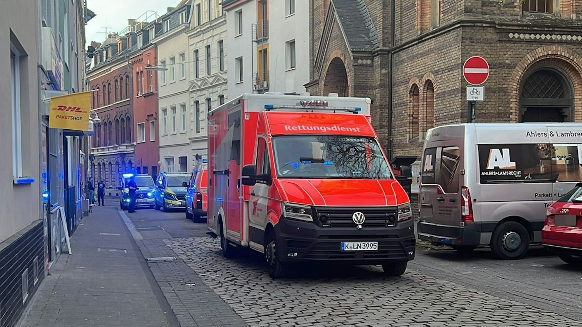 Nach einem Polizeieinsatz in Köln-Deutz, bei dem ein 30-Jähriger Anfang April das Bewusstsein verlor und reanimiert werden musste, erhebt der Anwalt des Mannes schwere Vorwürfe gegen die Polizei.