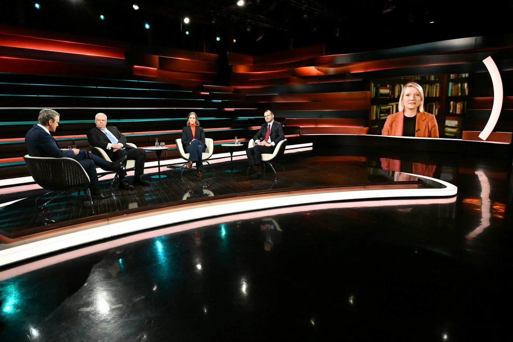 Markus Lanz (linls) diskutierte am Dienstagabend mit CDU-Politiker Jürgen Hardt (zweiter von links), Journalistin Kristin Helberg (Mitte), Militär-Experte Matthias Strohn (zweiter von rechts) und Politologin Cathryn Clüver Ashbrook. (Bild: ZDF / Cornelia Lehmann)