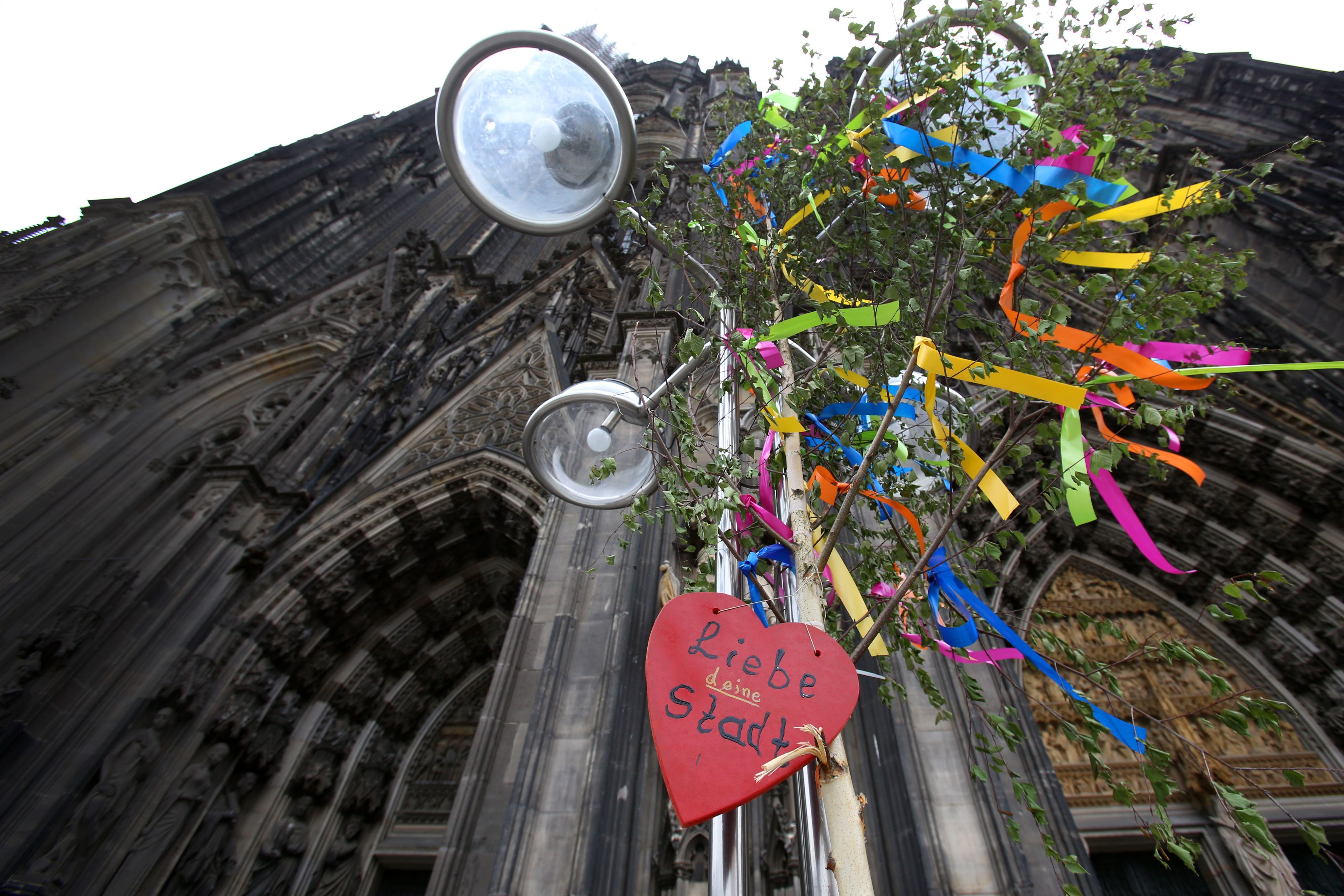 Maibaum mit dem Herz „Liebe deine Stadt“ vor dem Dom. (Archivbild)