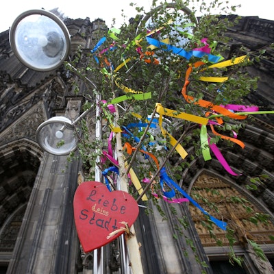 Maibaum mit dem Herz „Liebe deine Stadt“ vor dem Dom. (Archivbild)