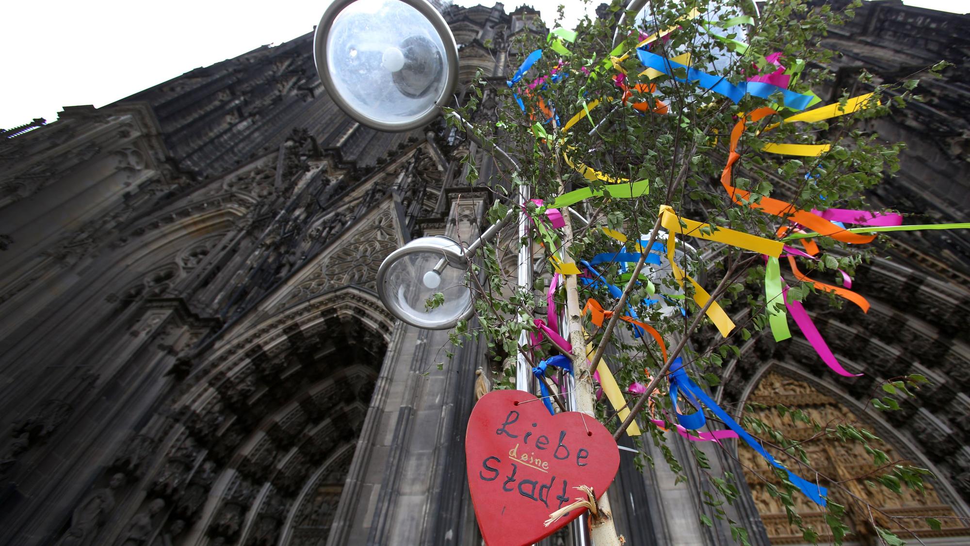 Maibaum mit dem Herz „Liebe deine Stadt“ vor dem Dom. (Archivbild)