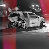 Erst als die Flammen gelöscht waren, sahen die Einsatzkräfte, dass zwei Menschen im Fahrzeug verbrannt waren. Der Unfall ereignete sich nur wenige 100 Meter hinter dem Autobahnanschluss Wesseling. (Archivbild)