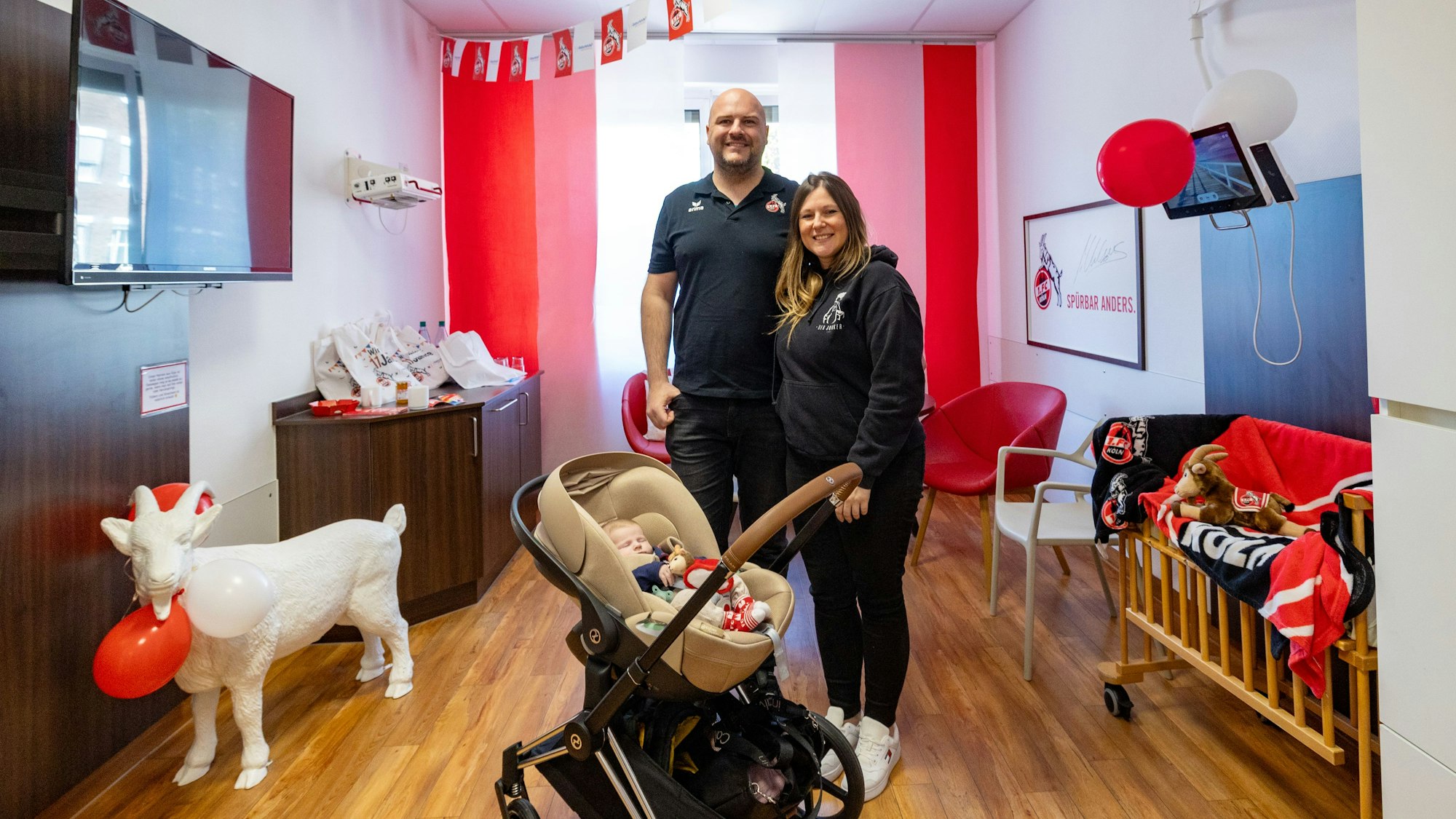 Der Traum vom FC-Zimmer lebt: Mario, Sanja und die drei Wochen alte Nika Romic.