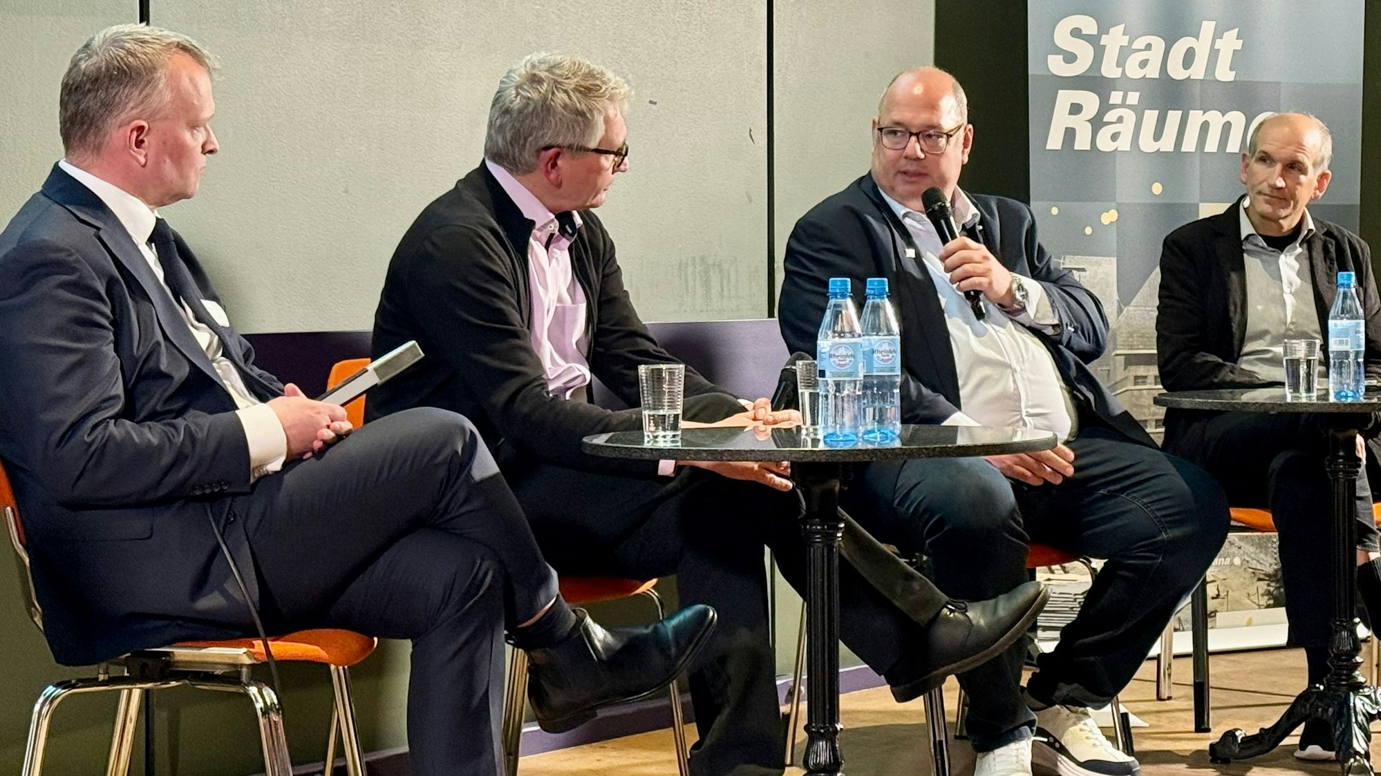 Björn Krischick, VHS-Chef Günter Hinken, Stefan Hebbel und Jürgen Mittag auf einem Podium