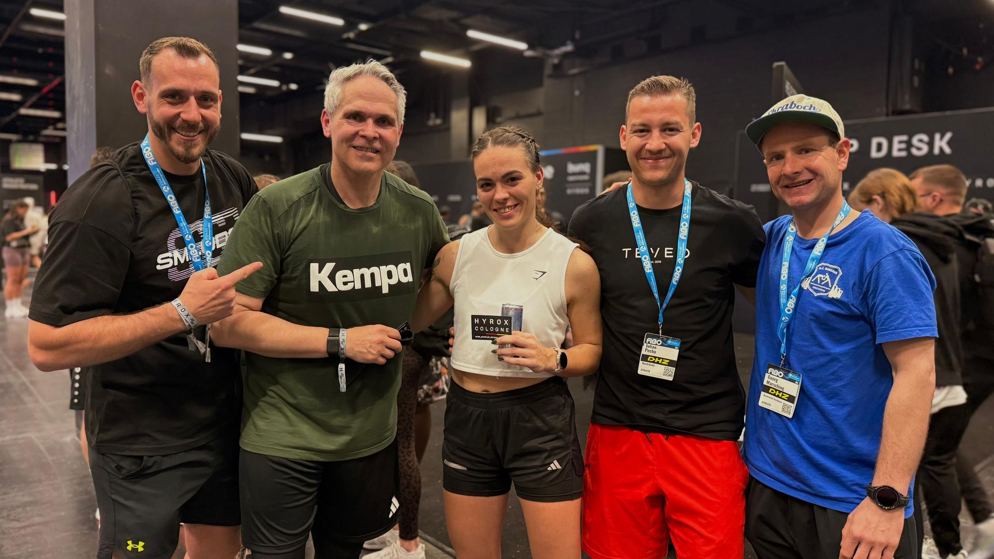 Im Ziel wurden Tom Hankel (2.v.l.) und Hyrox-Partnerin Jessica Kundiger verschwitzt von ihren Unterstützern in Empfang genommen.