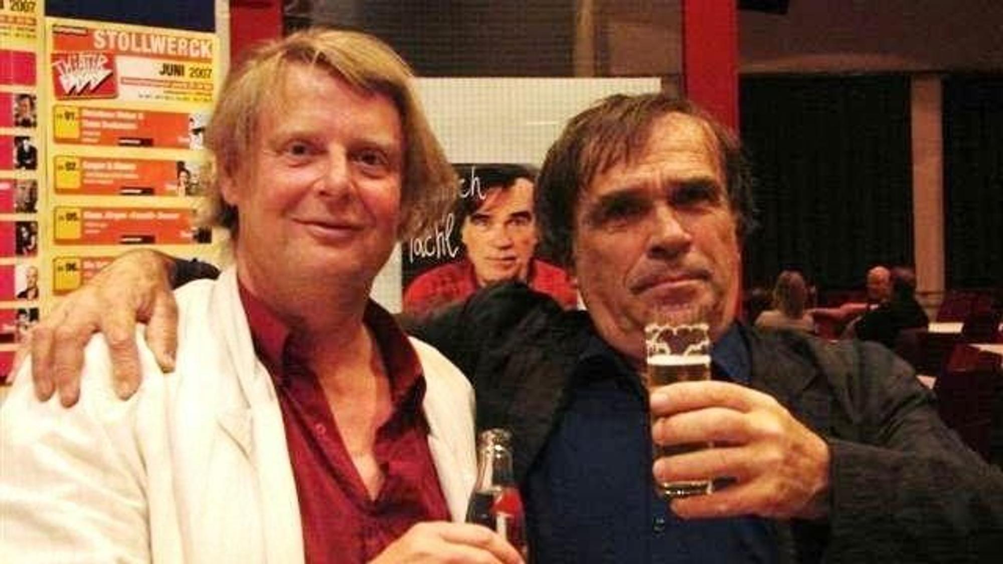 Heinrich Pachl mit Christian Bechmann im Arm und Getränk in der Hand