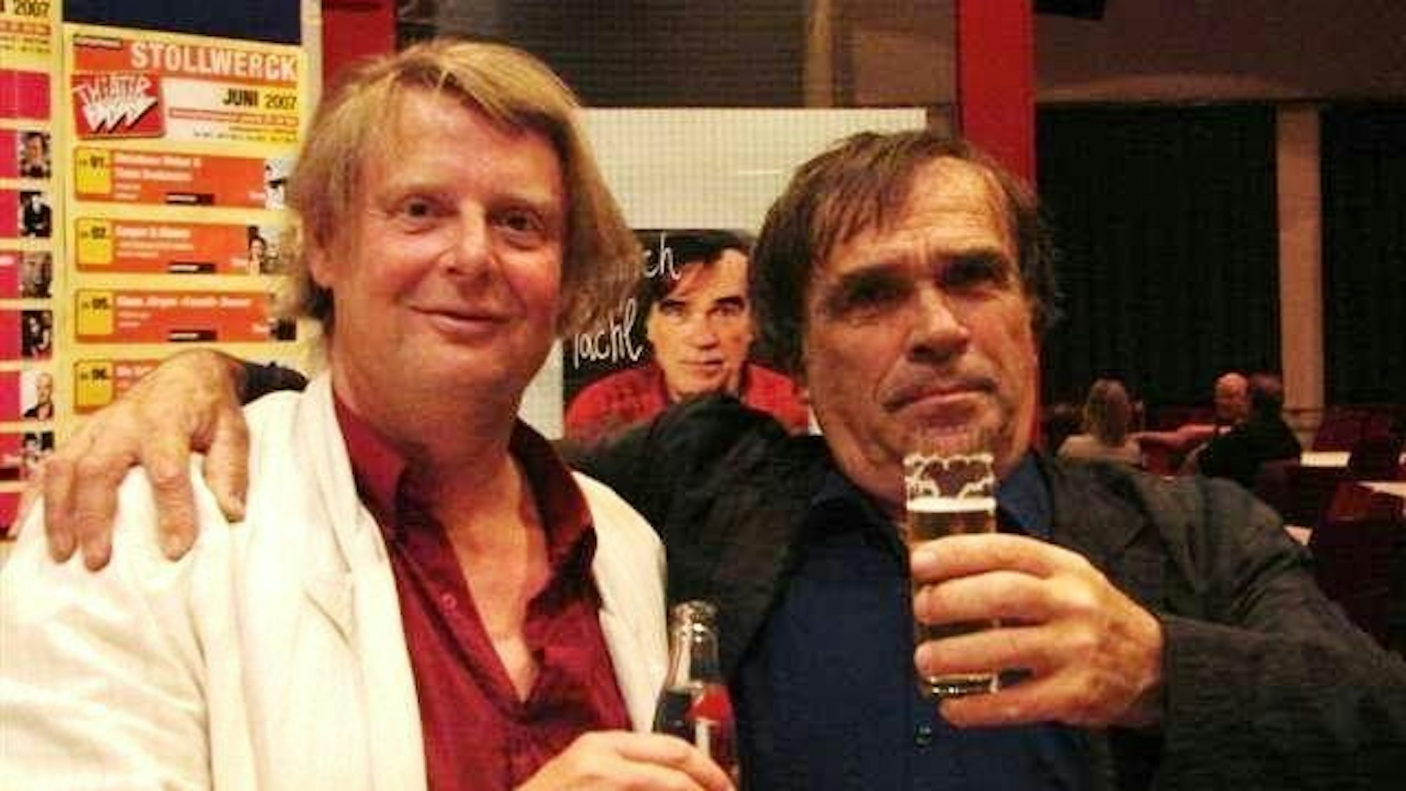 Heinrich Pachl mit Christian Bechmann im Arm und Getränk in der Hand