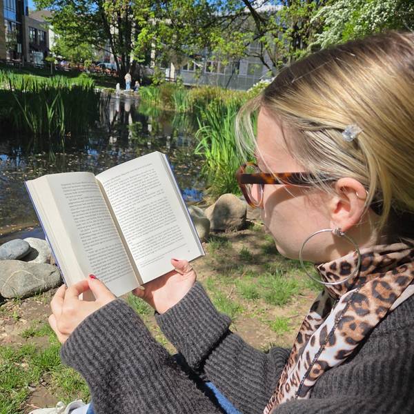Lesen ist wieder beliebter, vor allem Genres wie Romantasy und Fantasy, die Eskapismus bieten, sind bei jüngeren Leserinnen und Lesern beliebt, beobachten Buchhändlerinnen aus Rhein-Sieg.