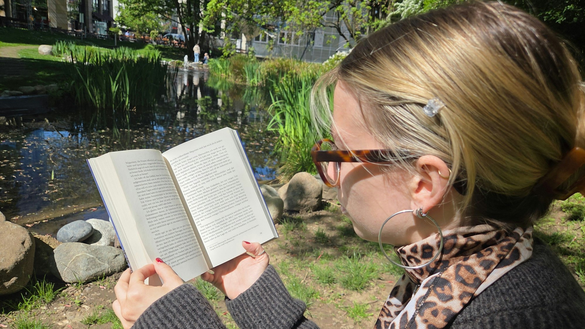 Lesen ist wieder beliebter, vor allem Genres wie Romantasy und Fantasy, die Eskapismus bieten, sind bei jüngeren Leserinnen und Lesern beliebt, beobachten Buchhändlerinnen aus Rhein-Sieg.