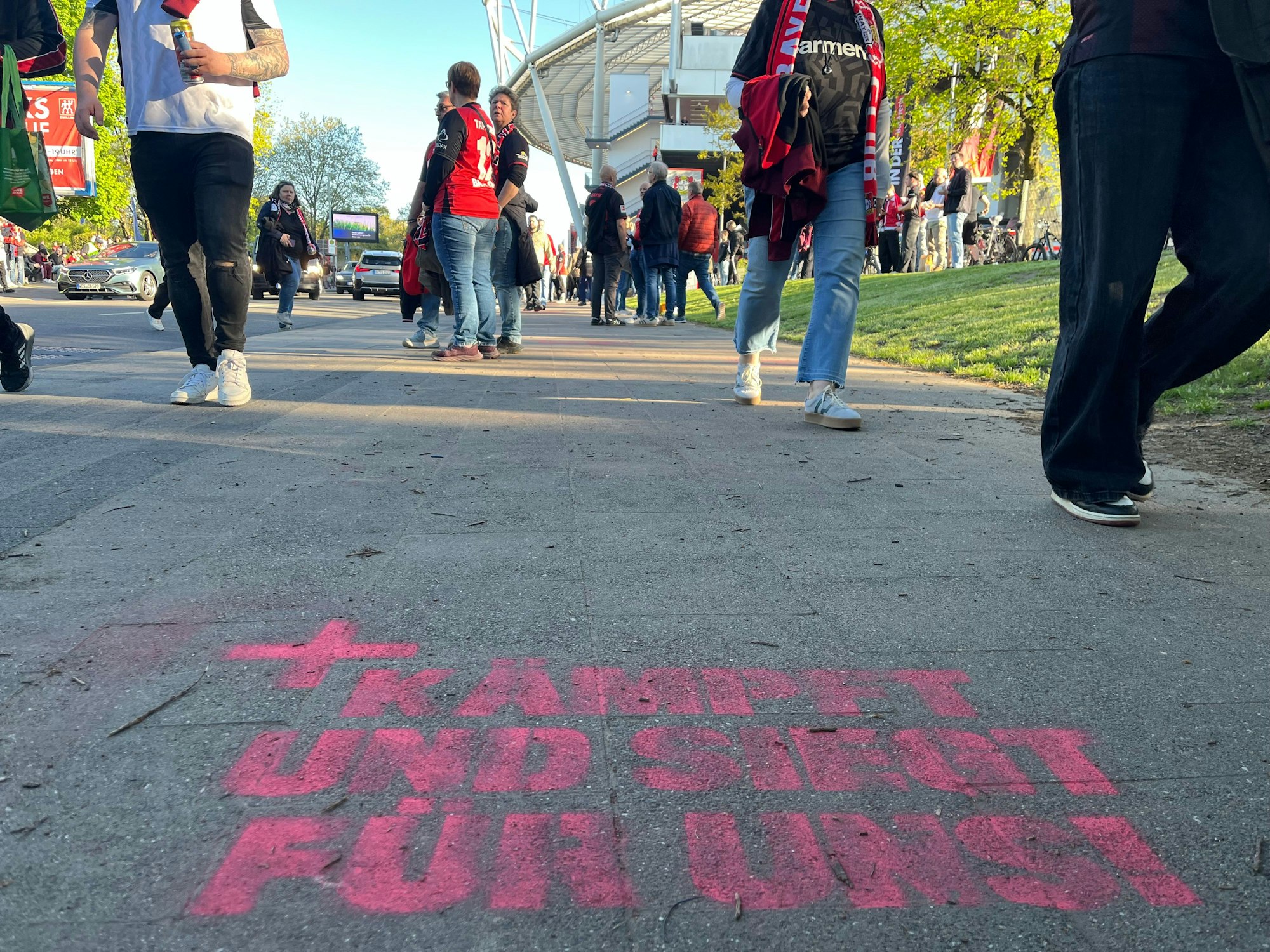 Logo und Sprüche mit Sprühfarbe auf der Bismarckstraße.