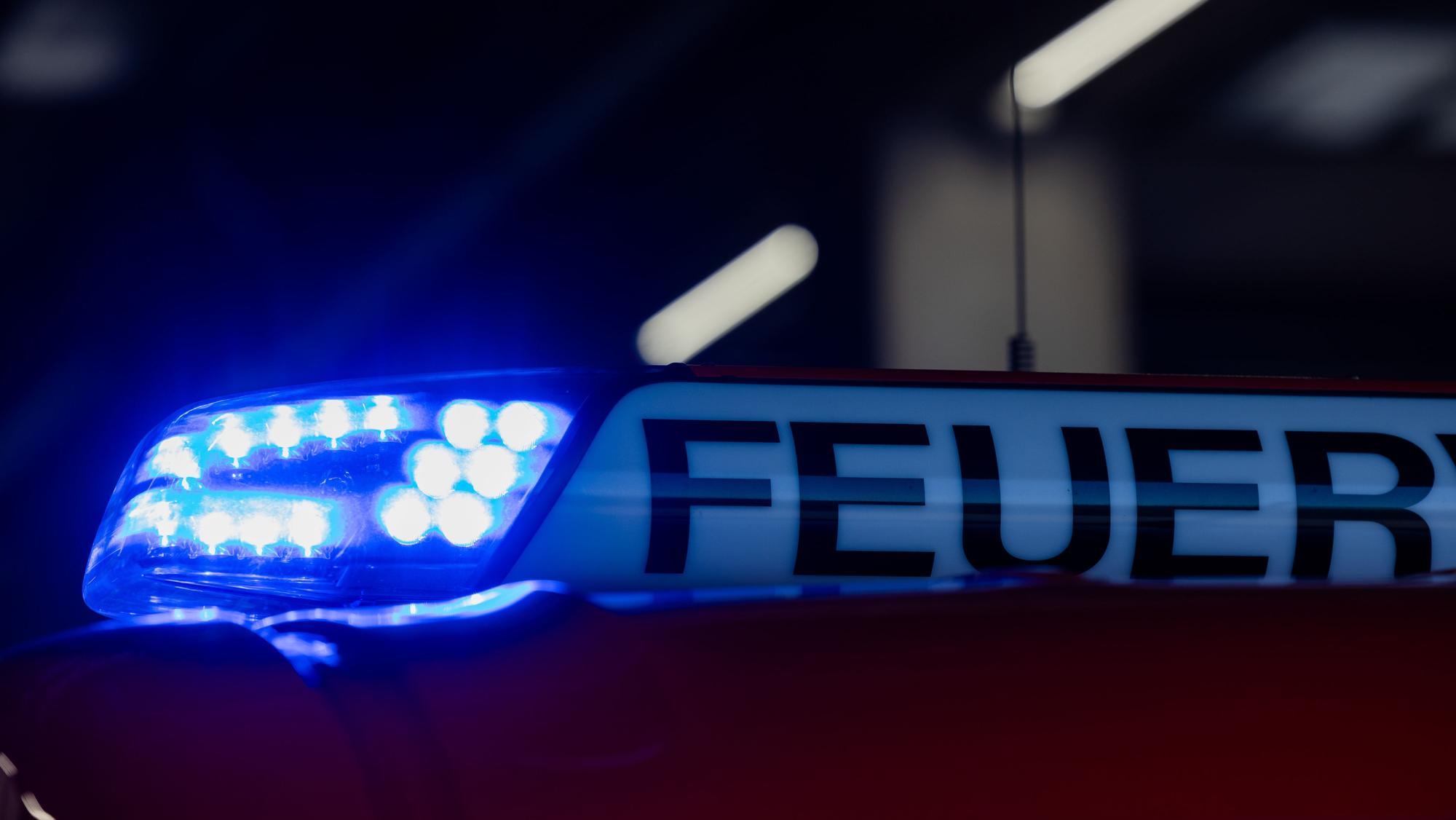 Ein Blaulicht leuchtet auf einem Feuerwehrwagen. (Symbolbild)