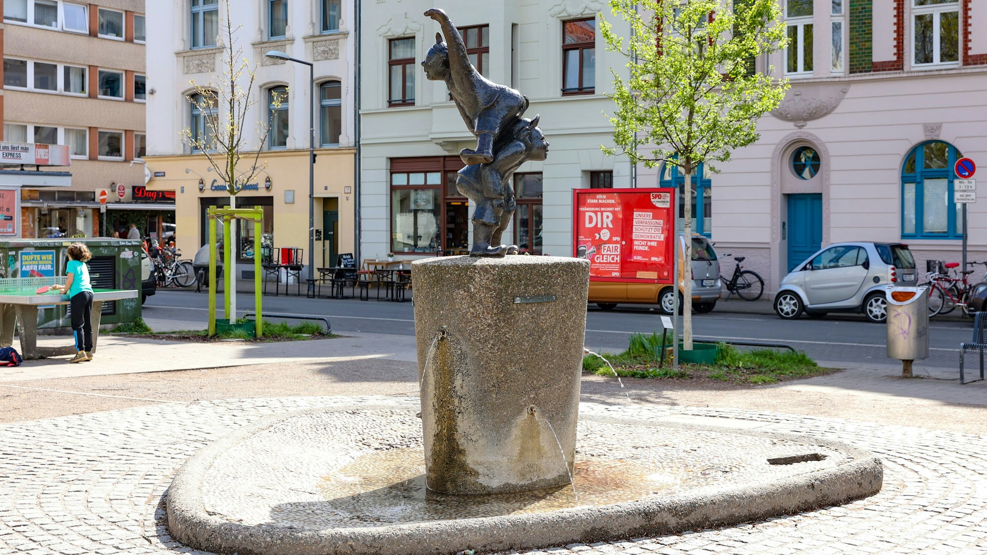 Der in Neuehrenfeld auf dem Lenauplatz aufgestellte Max-und-Moritz-Brunnen.