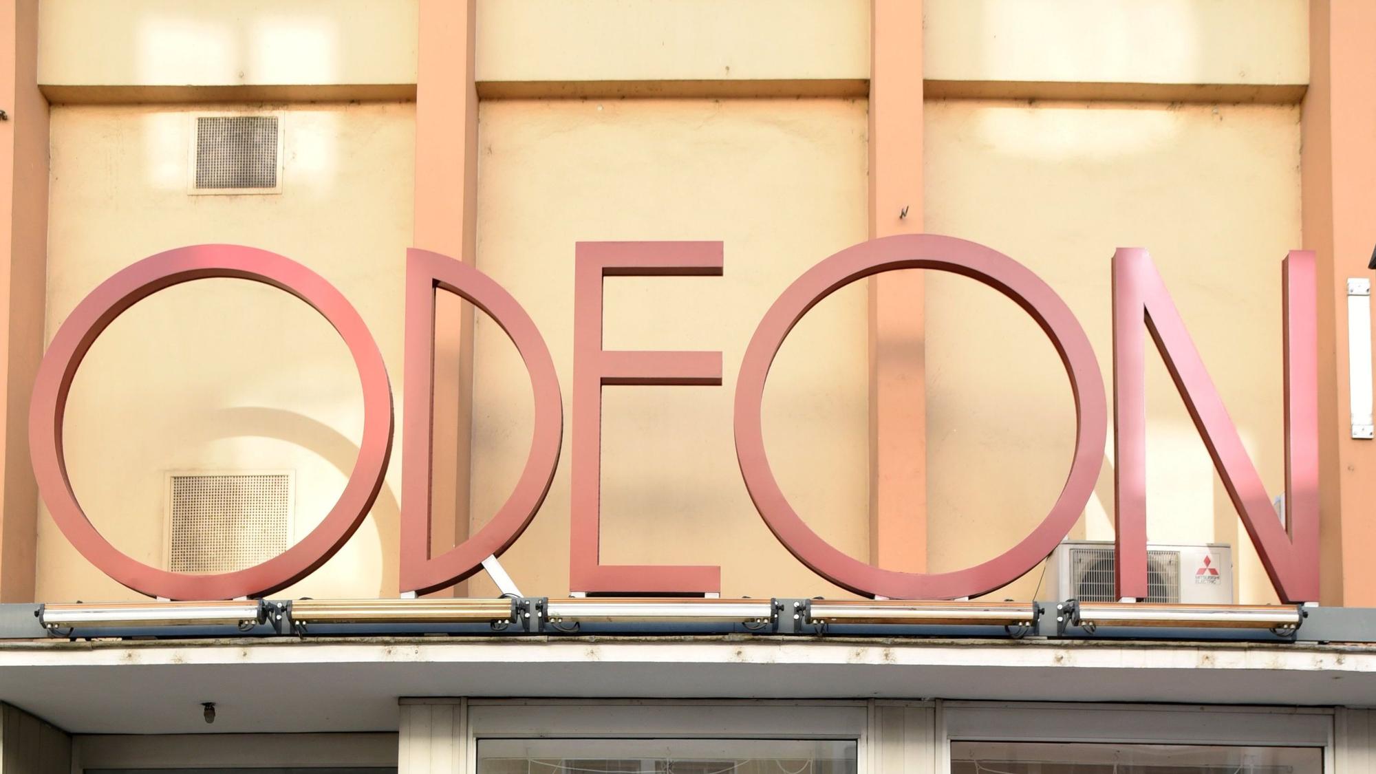 Der Schriftzug vom Kino Odeon in Köln über dem Eingang.