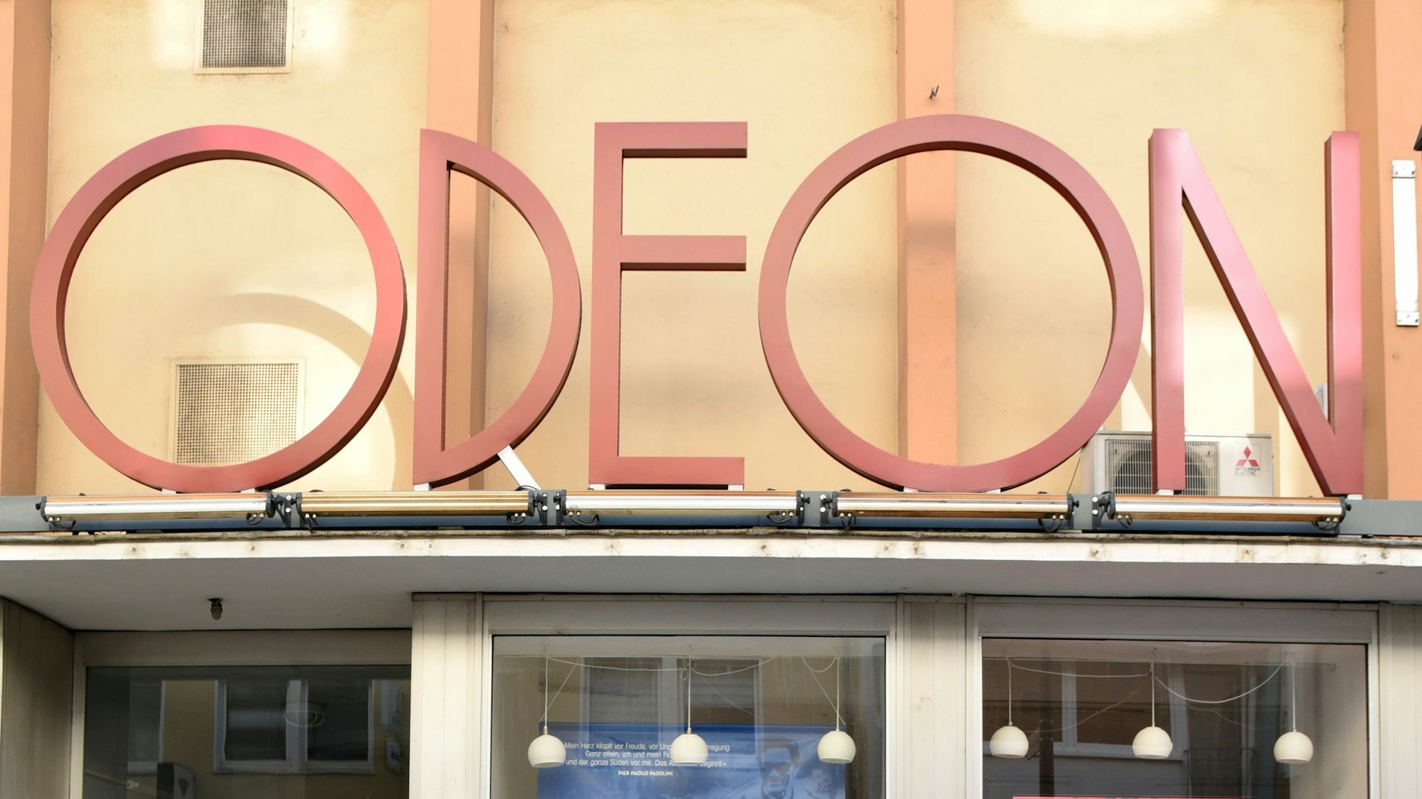 Schriftzug vom Kino Odeon in Köln.