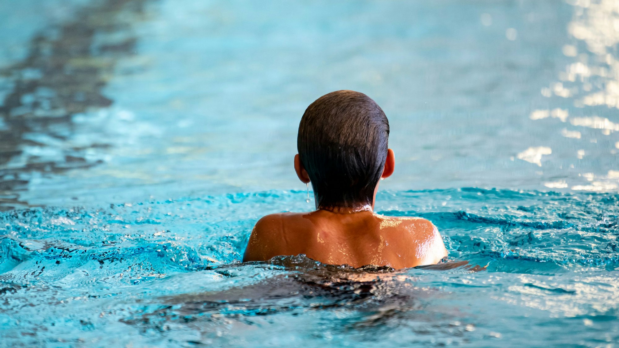 Ein Kind schwimmt in einem Hallenbad. (Symbolbild)