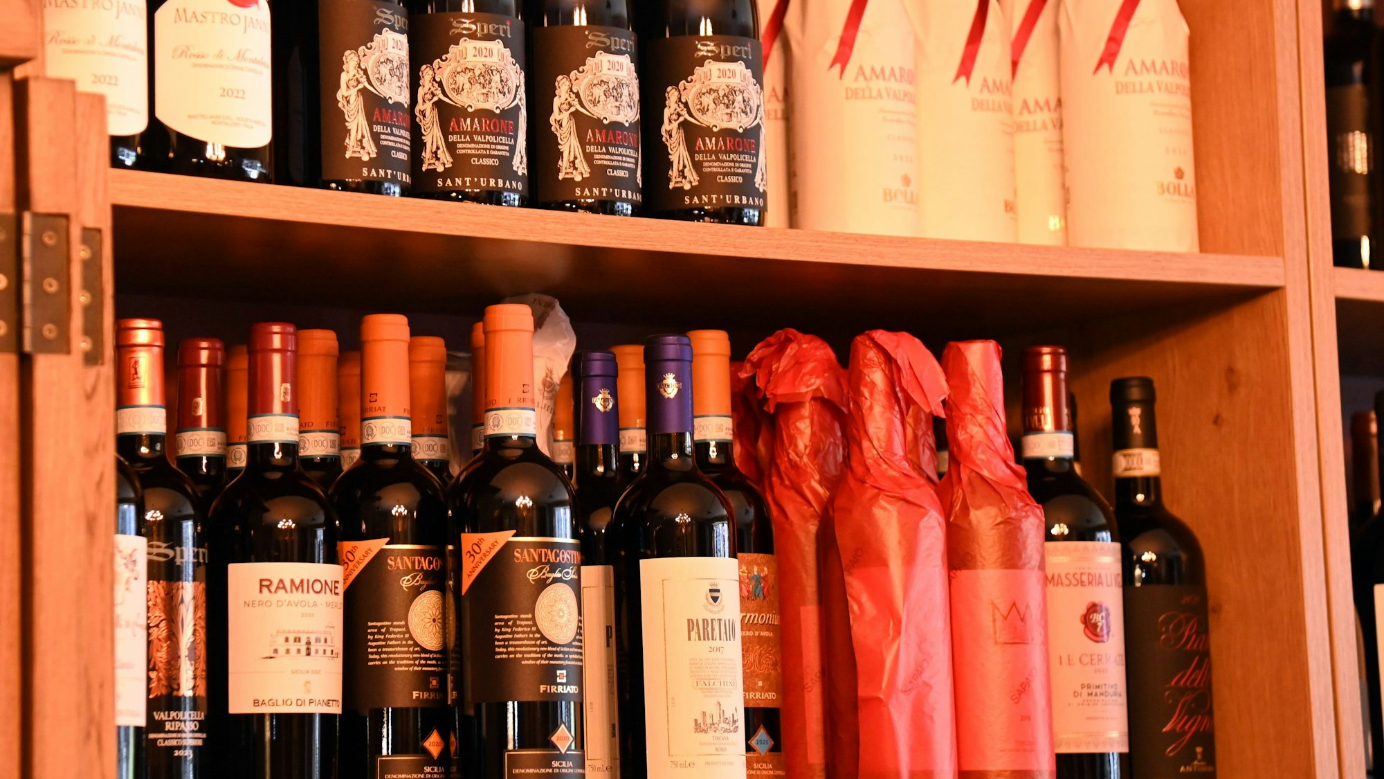 Das Weinregal mit vielen Rotweinflaschen ist zu sehen.