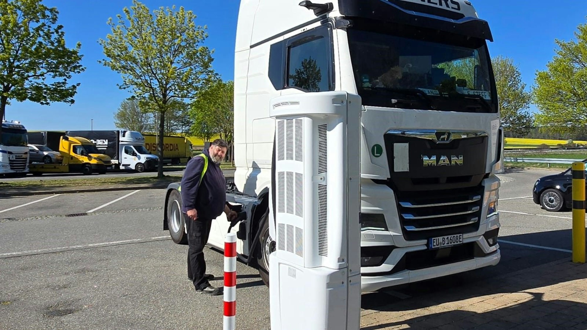 Die Zugmaschine der Spedition Berners mit Fahrer beim Ladevorgang.