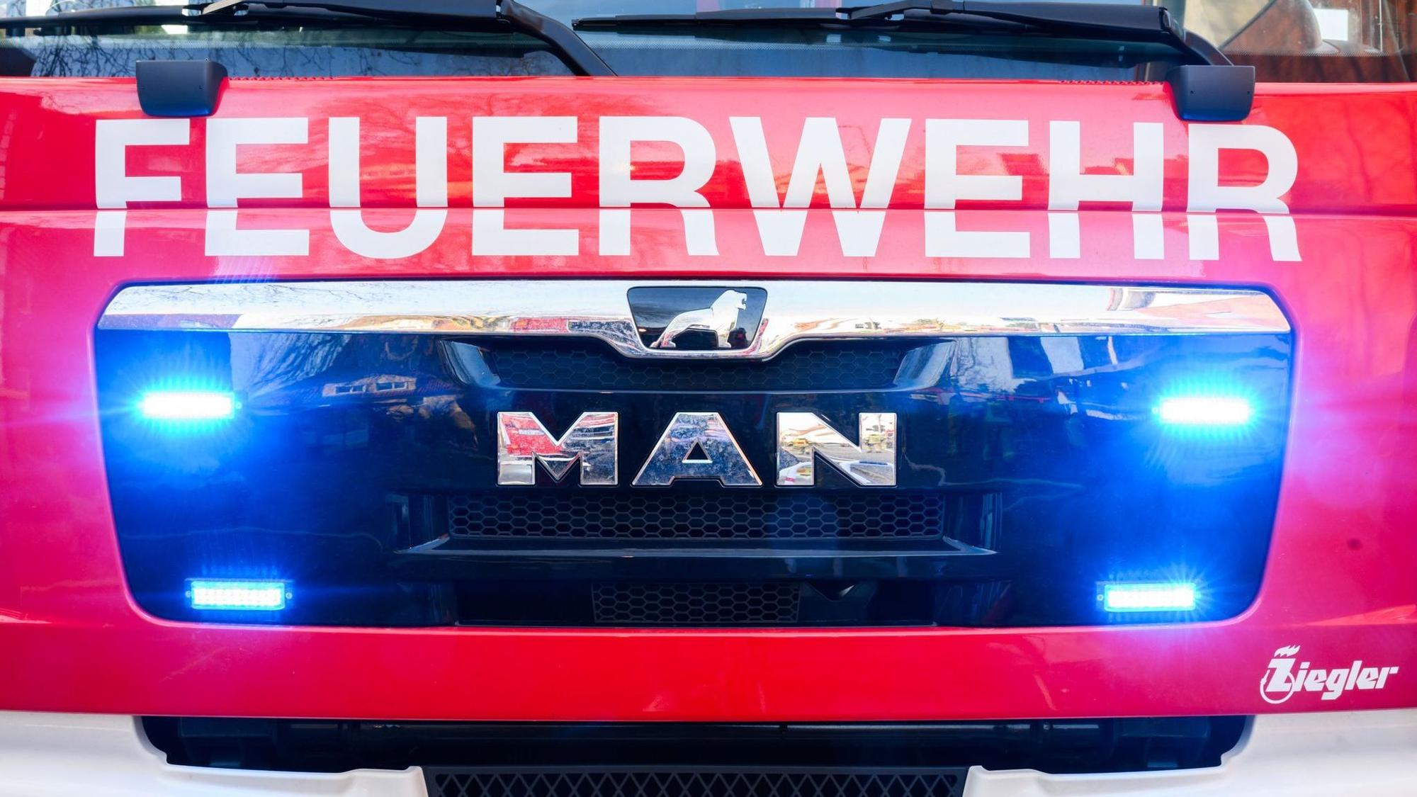 Ein Feuerwehrauto von vorn