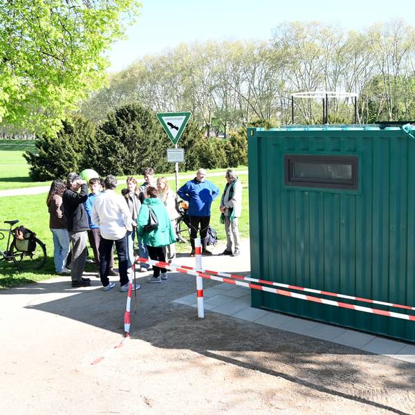 22.04.2026 Köln. Die zweite Trockentoilette von Holy Shit wurde an der Uniwiese eröffnet. Anastasia Bondar. Foto: Alexander Schwaiger