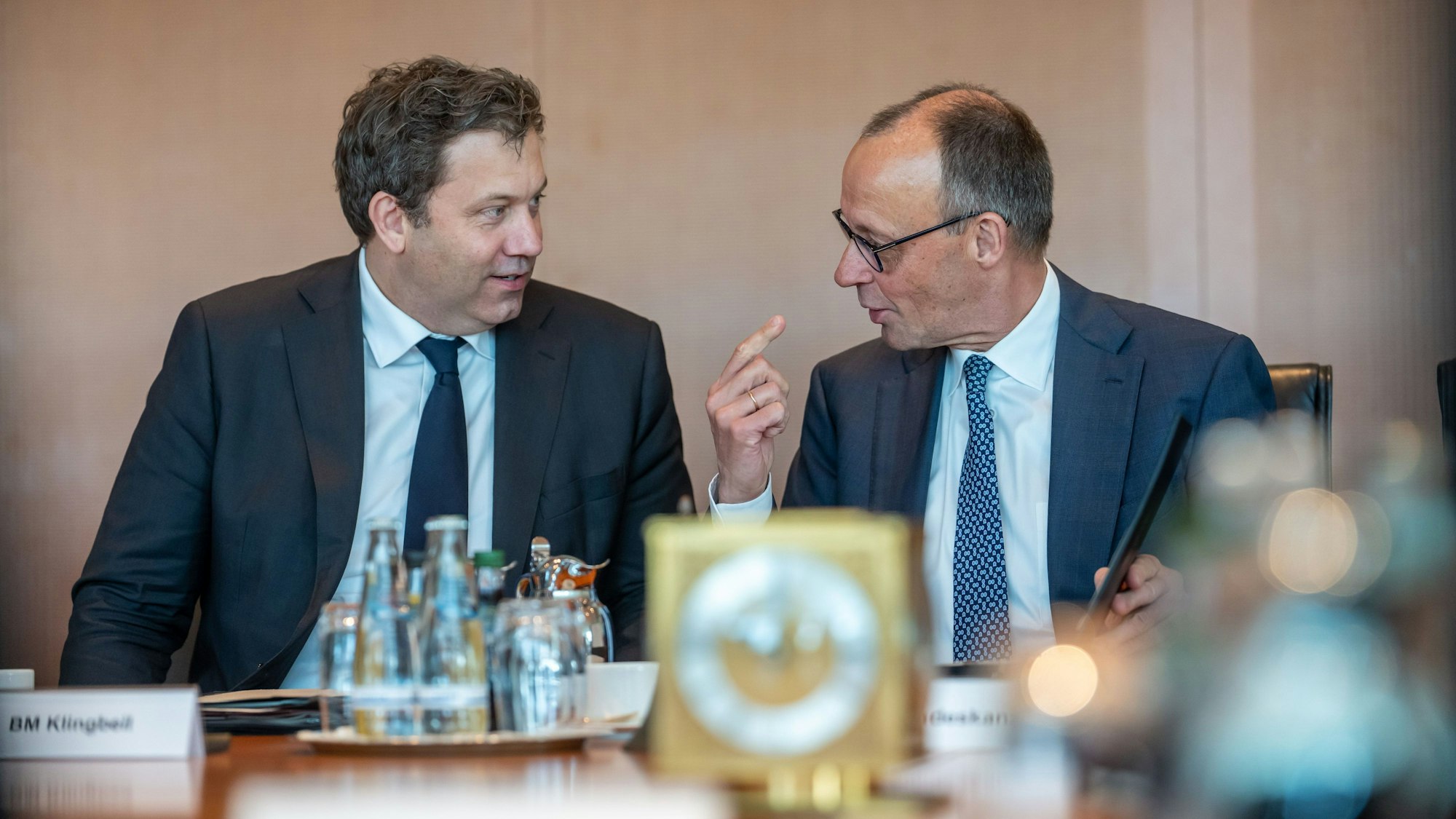 Bundeskanzler Friedrich Merz (r, CDU) spricht mit Lars Klingbeil (SPD), Bundesminister der Finanzen, zu Beginn der Sitzung des Bundeskabinett im Bundeskanzleramt. (Archivbild)