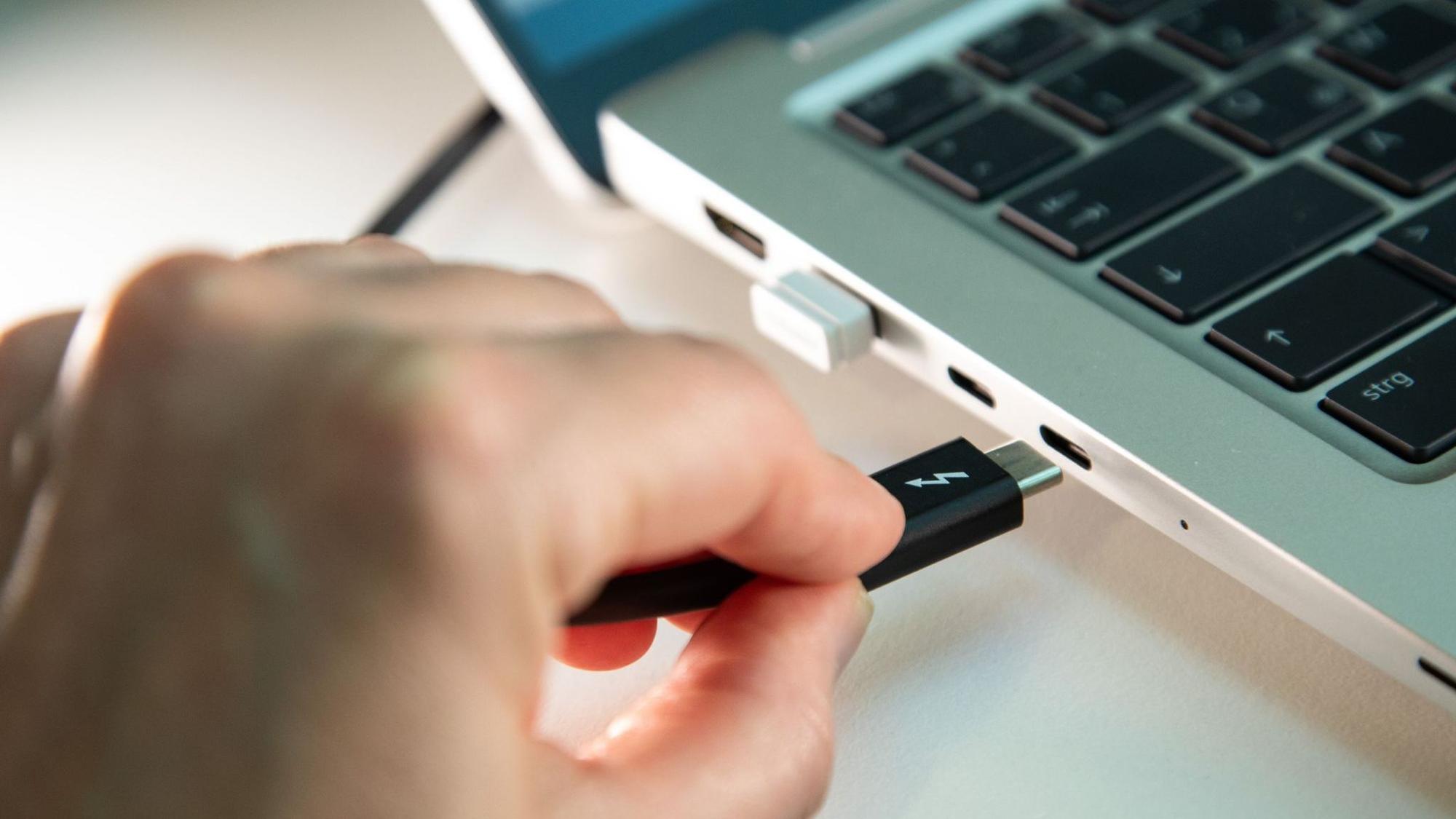 USB-C Ladebuchse und Ladekabel an einem Laptop