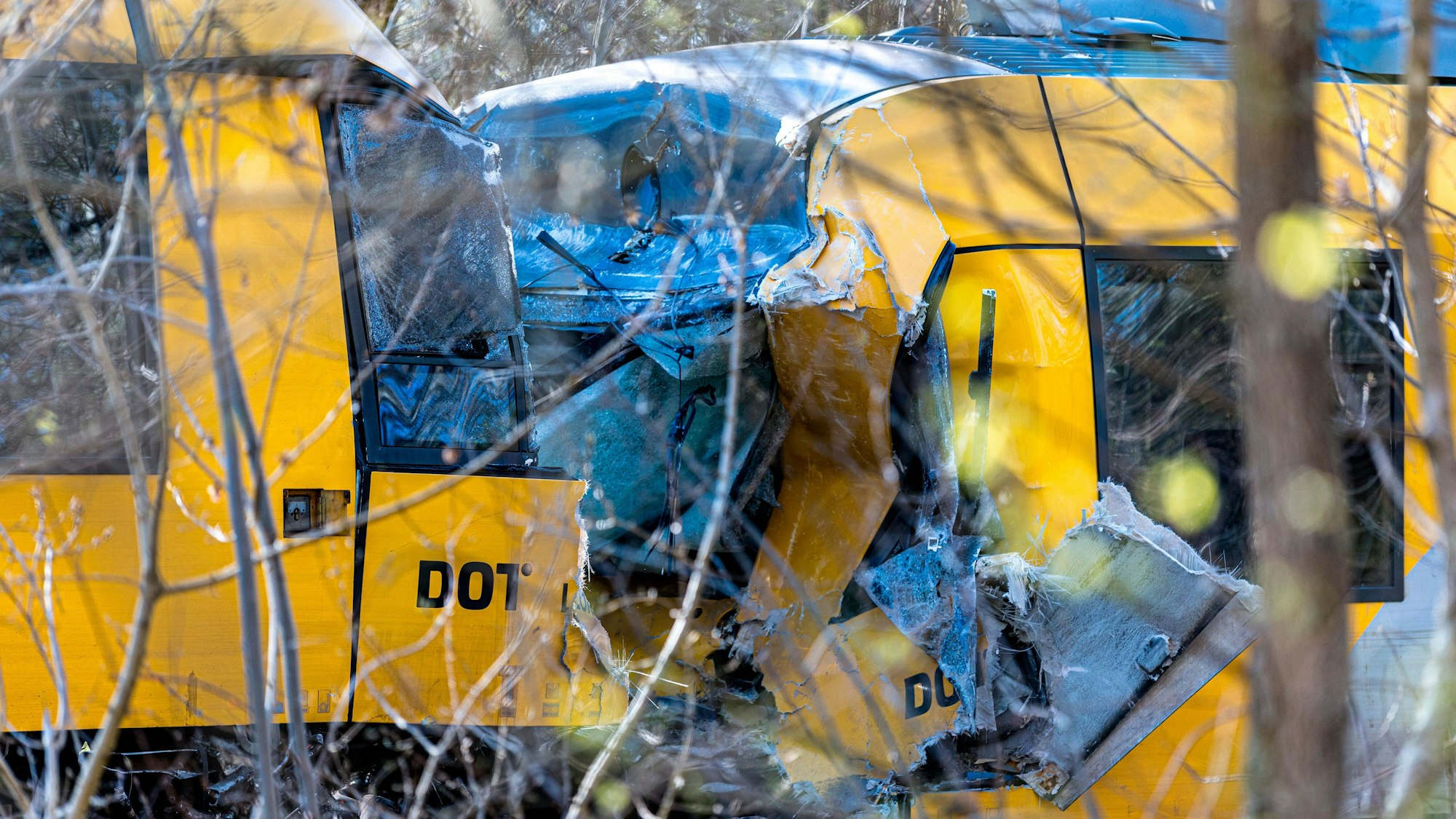 Bei dem Zugunglück sind nach Angaben der Polizei mehrere Menschen verletzt worden.