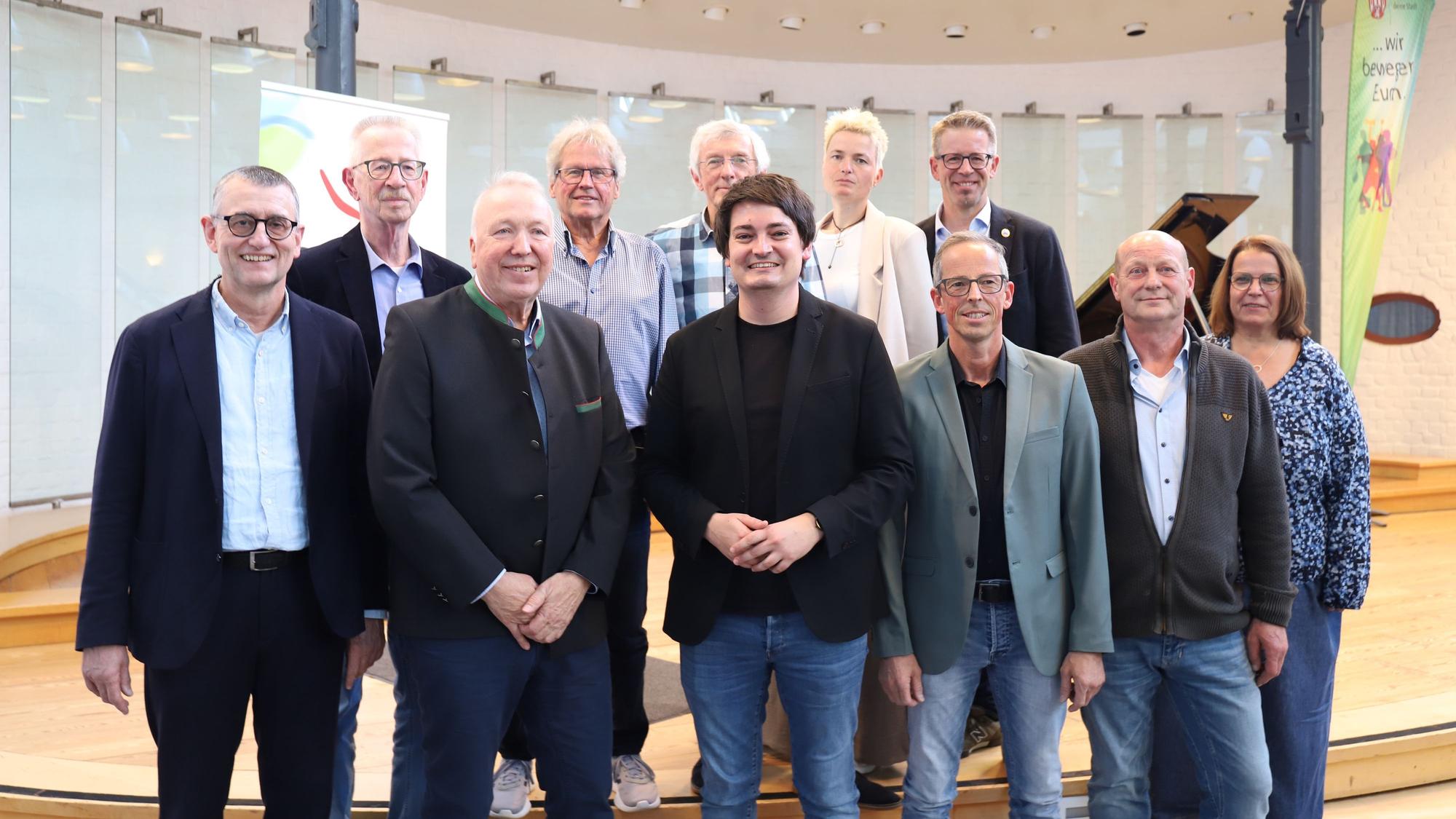 Stadtsportverband und die Stadt Hennef haben in der Meys Fabrik die Sportlerehrennadel an neun verdiente Persönlichkeiten des Hennefer Sports verliehen. Die Geehrten mti Bürgermeister Mario Dahm (M.) und dem Präsidenten des Stadtsportverbands Hajo Noppeney.