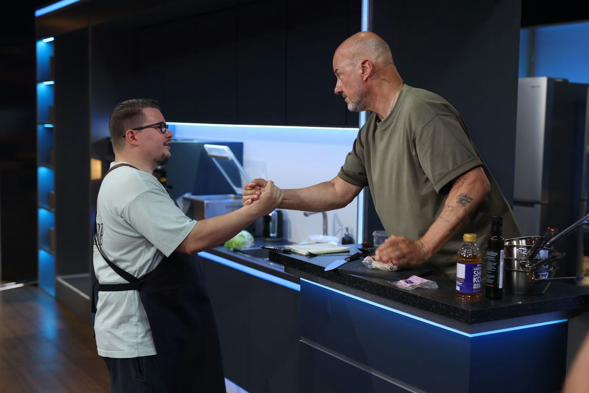 Frank Rosin coacht Paul Schütz erfolgreich durchs Entscheidungs-Kochen. (Bild: Joyn/Benedikt Müller)