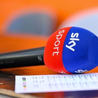Ein Sky-Sport-Mikrofon liegt auf einem Tisch.