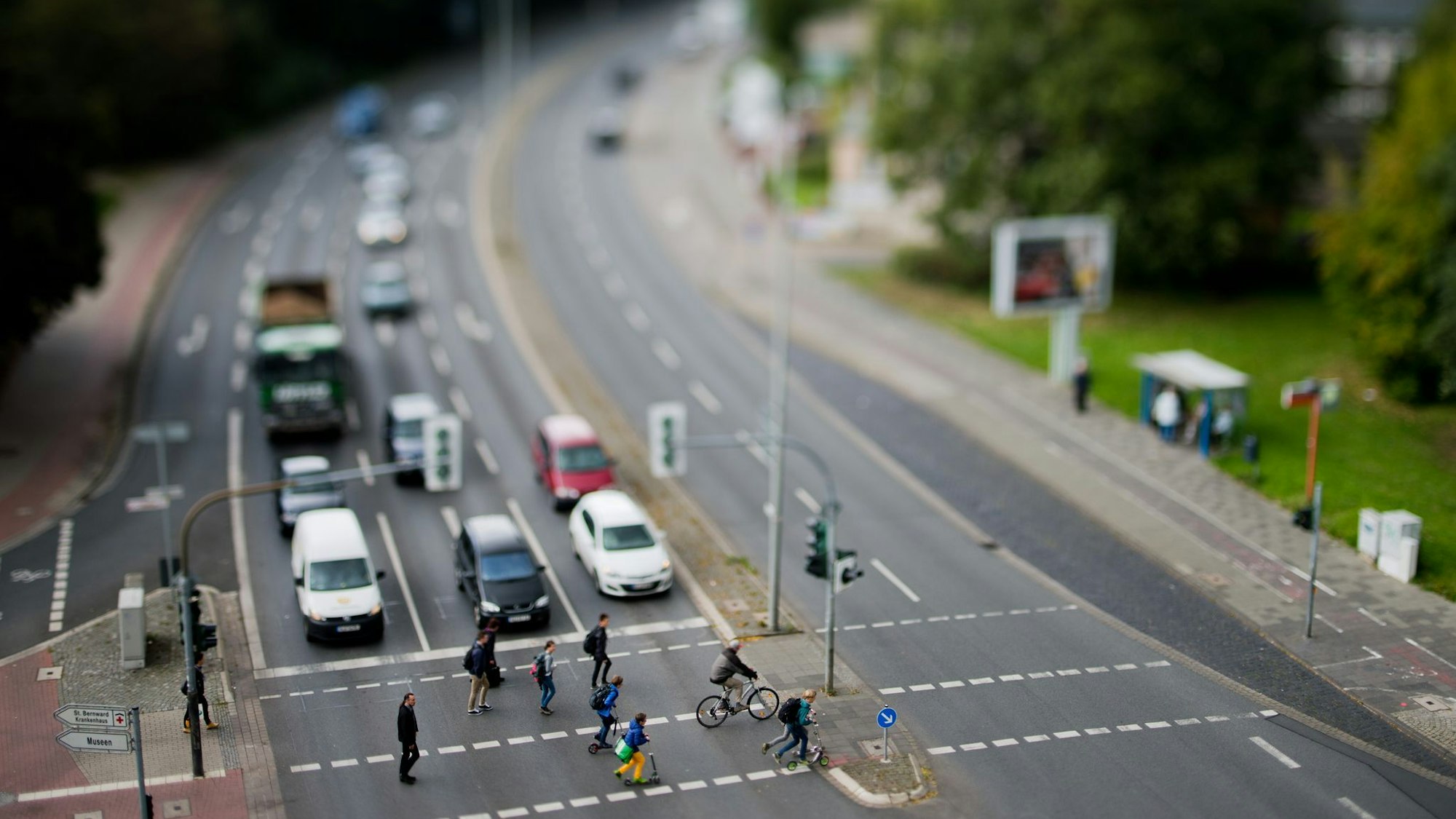 Passanten gehen über eine Kreuzung in Hildesheim