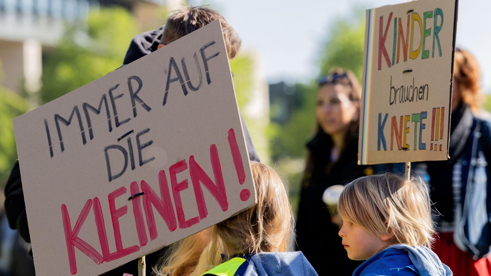 Düsseldorf: Erzieherinnen, Erzieher und Kinder nehmen an einer Demonstration gegen die geplante Änderung des Kinderbildungsgesetzes (KiBiz) unter dem Motto „KiBiz bleibt Mumpitz“ vor dem Landtag teil.