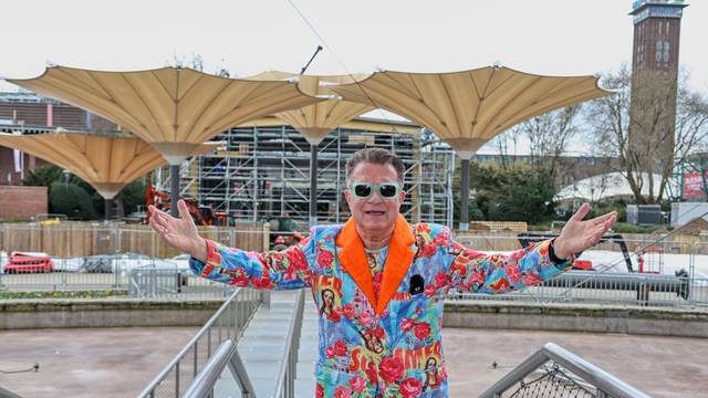 Vor der Baustelle am Kölner Tanzbrunnen, wirbt Linus (Michael Büttgen) für die Talentprobe am 11. September 2026 im Tanzbrunnen