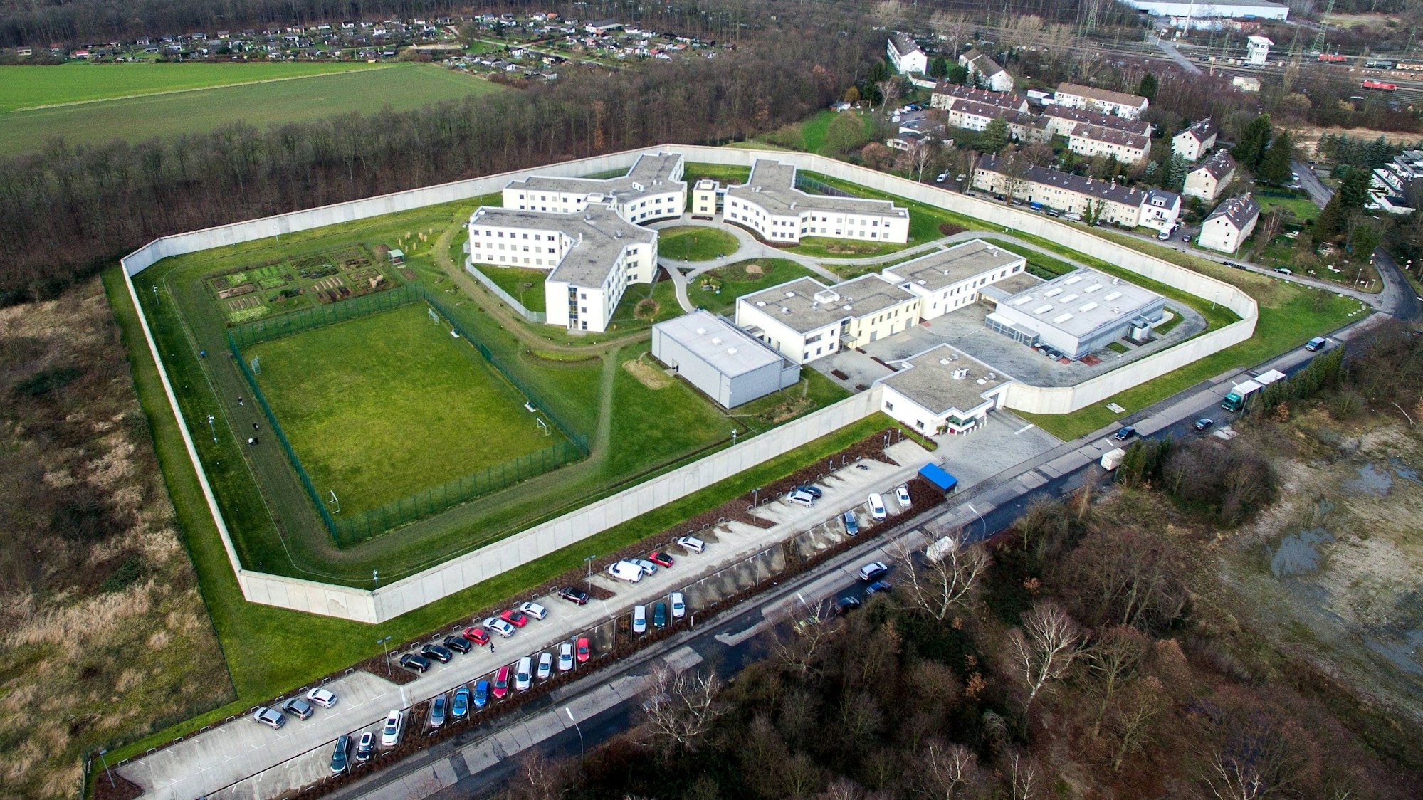 26.01.2016 , Köln Koeln , GES RR , Ein Besuch im Maßregelvollzug in der LVR Landschaftsverband Rheinland Forensik an der Porzer Ringstraße 25 in Porz. Luftbild der kompletten Anstalt. Vogelperspektive Luftfoto Aerial. Freigabe durch Anstaltsleitung erteilt.
26 01 2016 Cologne Cologne Ges RR a Visit in Enforcement measure in the LVR Landscape Association Rhineland Forensics to the Porzer Ring road 25 in Porz Luftbild the complete Institute birds eye view Aerial photo Aerial Release through Prison management granted