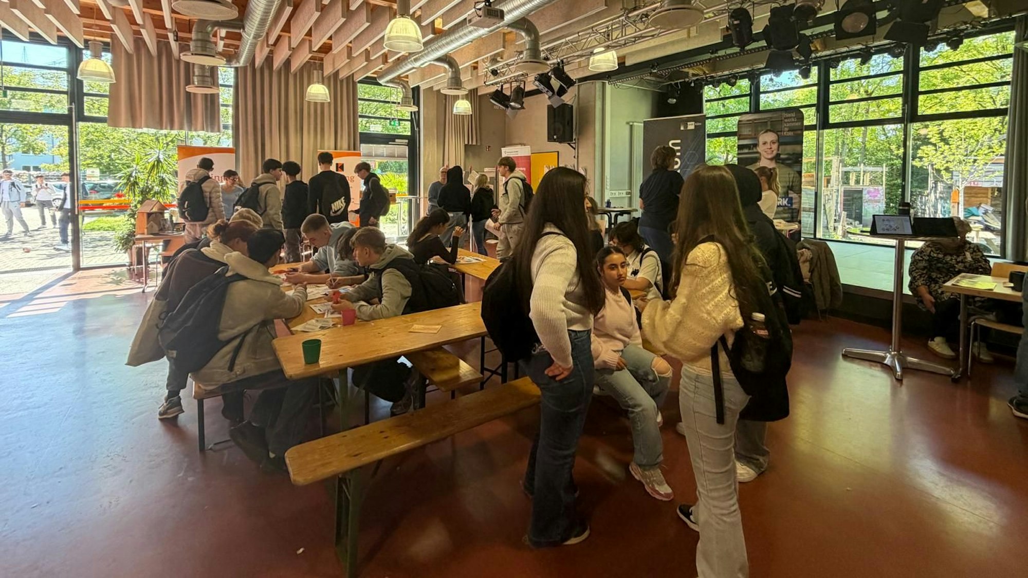 Jugendliche bei der Messe.