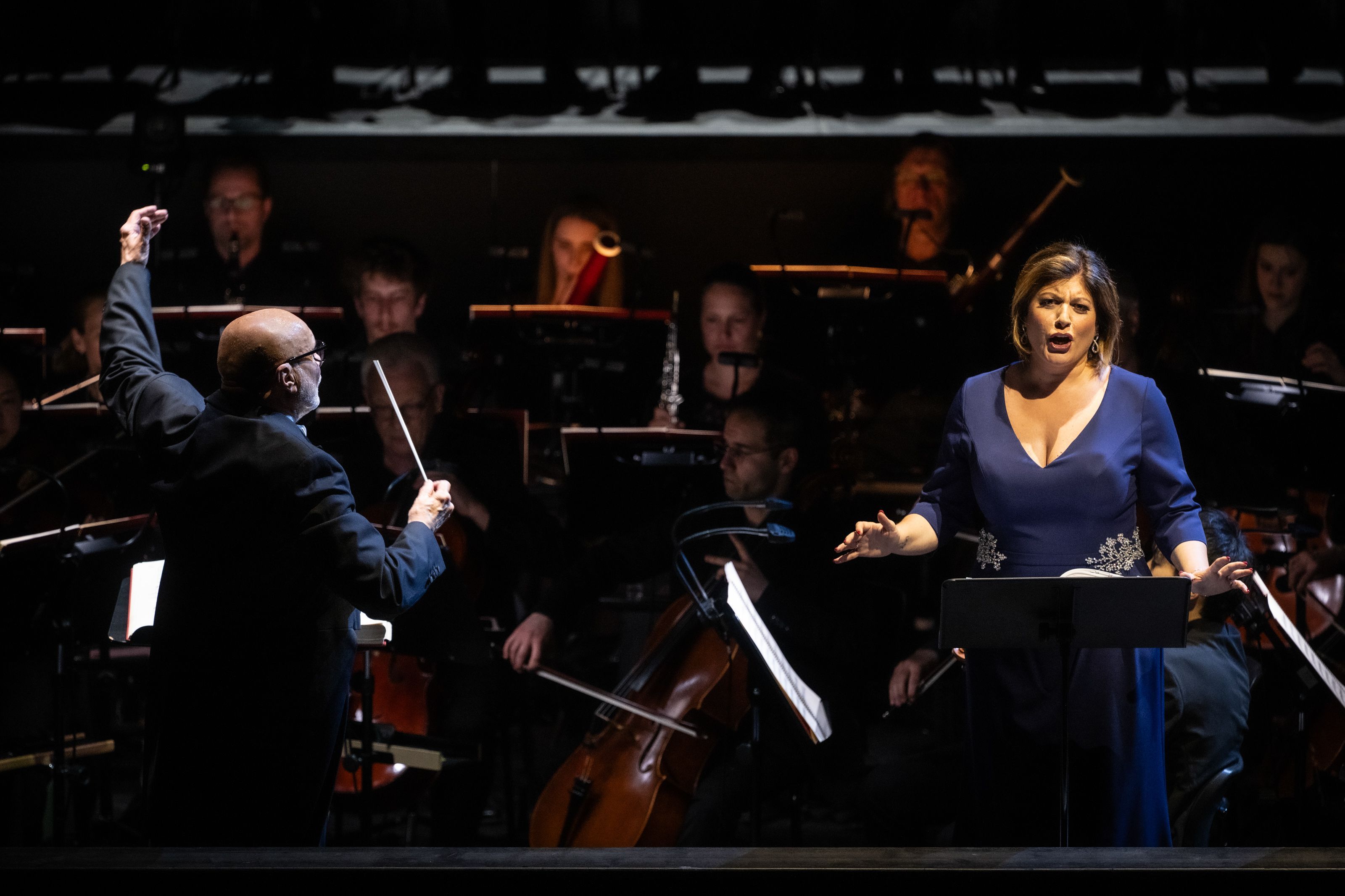 Dirigent Giuliano Carella, Gürzenich-Orchester Köln, und Marta Torbidoni als Elvira
