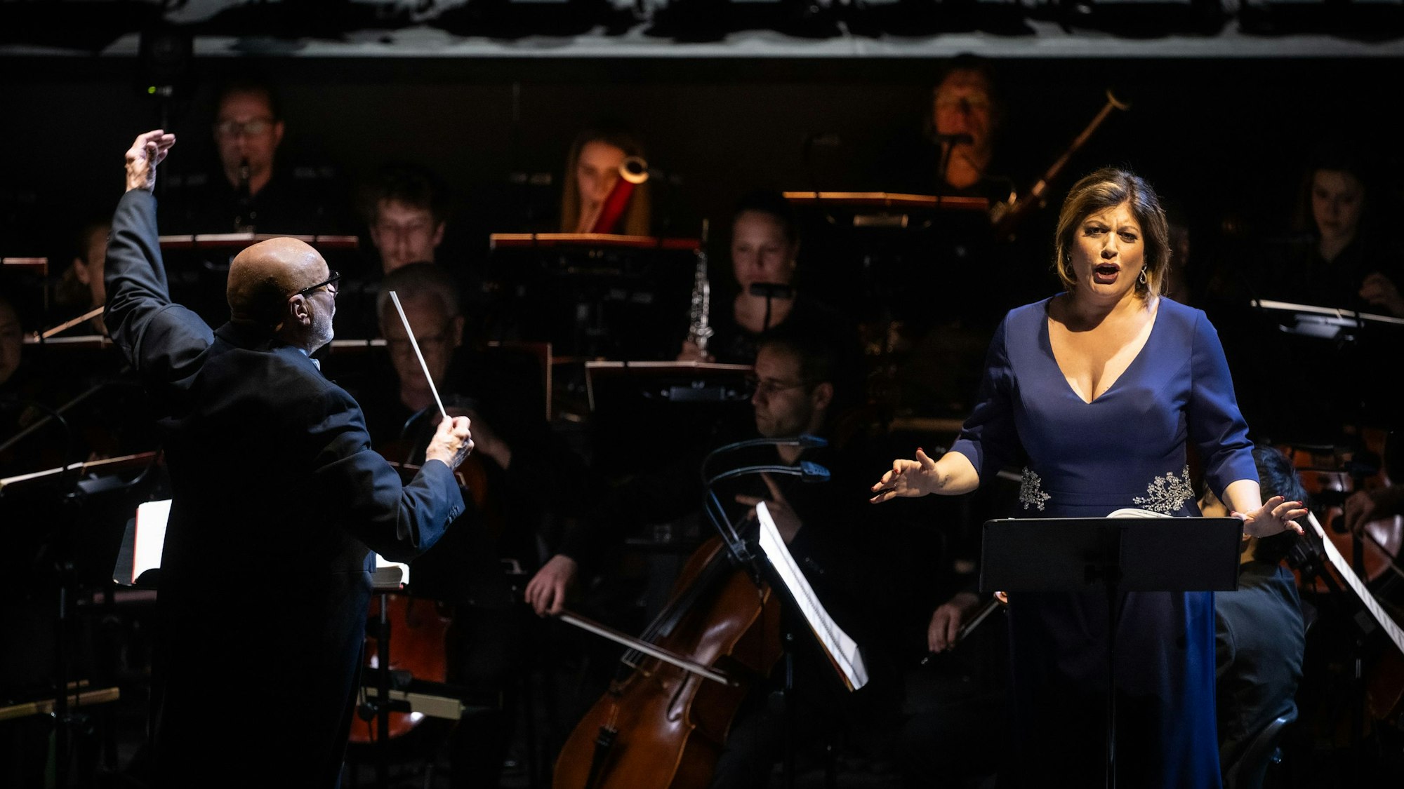 Dirigent Giuliano Carella, Gürzenich-Orchester Köln, und Marta Torbidoni als Elvira