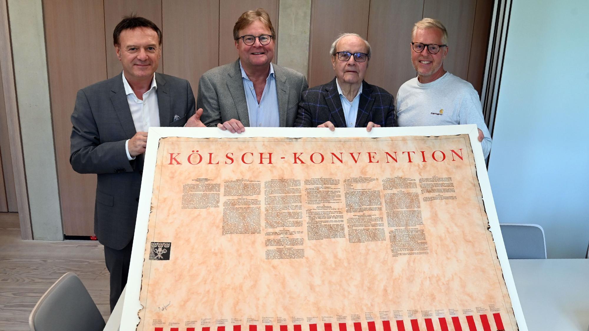 Am Tag des Deutschen Bieres präsentiert das Historische Archiv mit Rheinischem Bildarchiv die lang als verschollen geltende Originalurkunde der Kölsch-Konvention. Zu sehen sind: Christian Kerner (v.l.), Alexander Rolff, Rudolf Päffgen, Thomas Deloy.