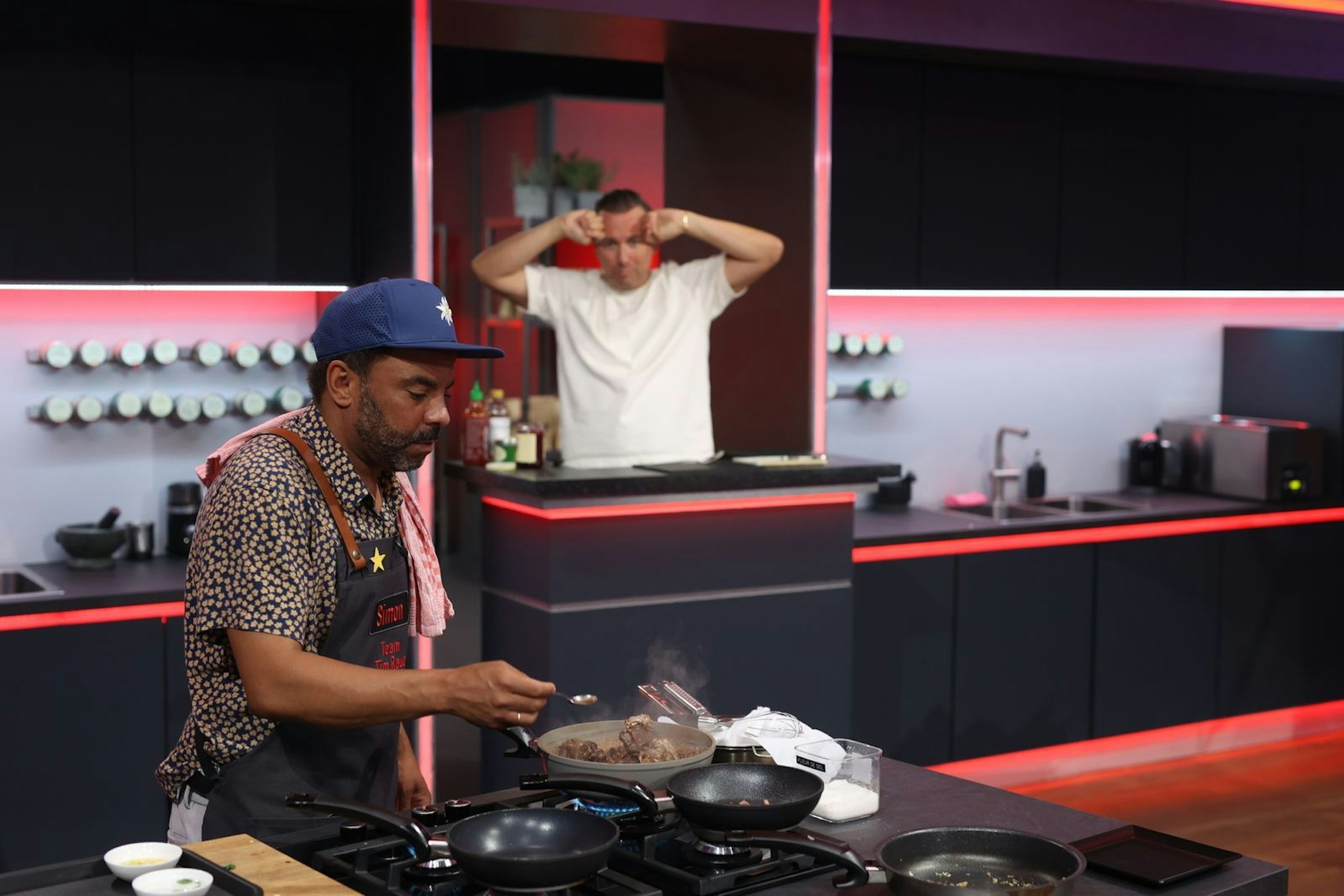 Simon Pearce treibt Tim Raue mit seinem Chaos in den Wahnsinn. (Bild: Joyn/Benedikt Müller)