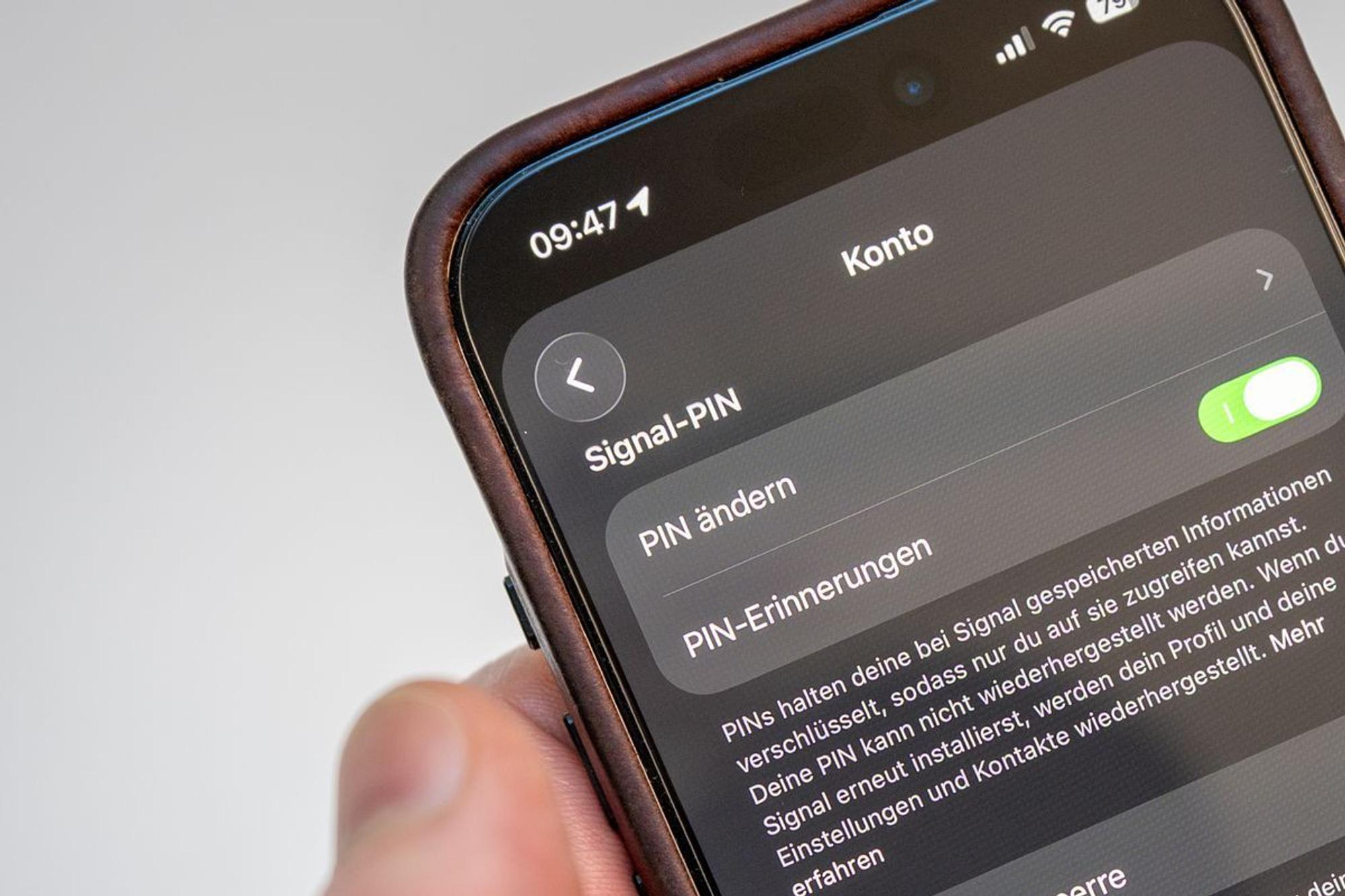 Ein Mann aktiviert die Registrierungssperre der App Signal