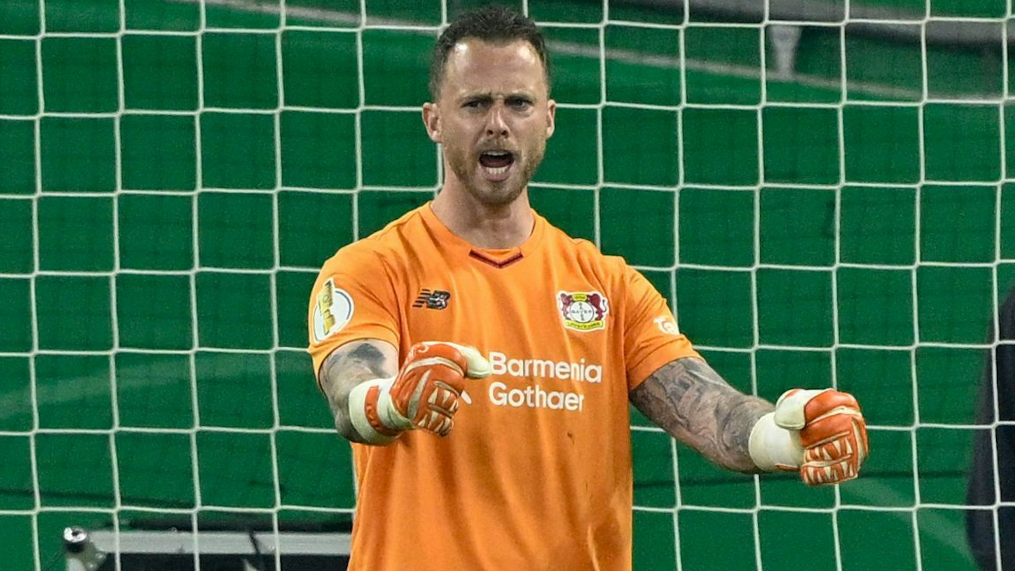 Mark Flekken jubelt mit geballten Fäusten.