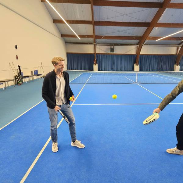 Die beiden Brüder spielen sich einen Ball zu.