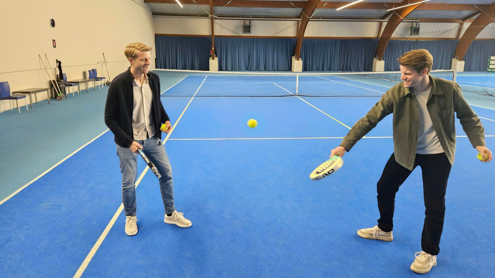 Die beiden Brüder spielen sich einen Ball zu.