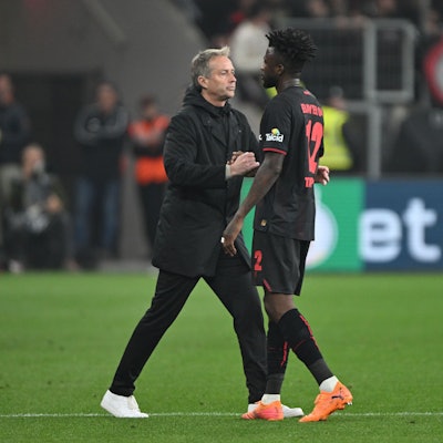 22.04.2026, Nordrhein-Westfalen, Leverkusen: Fußball, Männer: DFB-Pokal, Bayer Leverkusen - Bayern München, Halbfinale, BayArena, Trainer Kasper Hjulmand (Bayer Leverkusen) und Edmond Tapsoba (Bayer Leverkusen) schütteln sich nach der Partie die Hand. WICHTIGER HINWEIS: Gemäß den Vorgaben der DFL Deutsche Fußball Liga bzw. des DFB Deutscher Fußball-Bund ist es untersagt, in dem Stadion und/oder vom Spiel angefertigte Fotoaufnahmen in Form von Sequenzbildern und/oder videoähnlichen Fotostrecken zu verwerten bzw. verwerten zu lassen. Foto: Federico Gambarini/dpa +++ dpa-Bildfunk +++