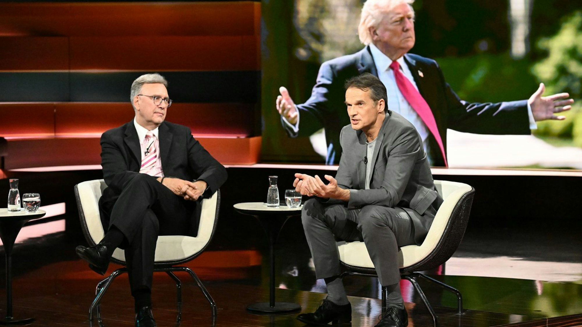 Autor Klaus Brinkbäumer (r.) offenbarte bei „Markus Lanz“, wie die amerikanische Bevölkerung den Irankrieg mittlerweile einschätze. (Bild: ZDF / Cornelia Lehmann)