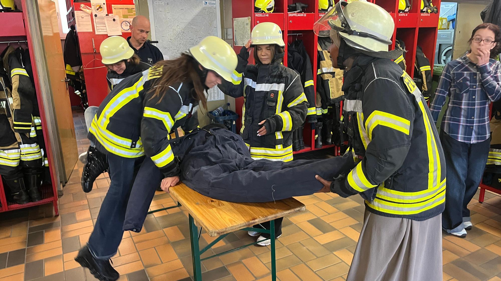 Bei der Troisdorfer Feuerwehr mussten die Mädchen einen aus einer Notlage geretteten Patienten über einen Parcours tragen.