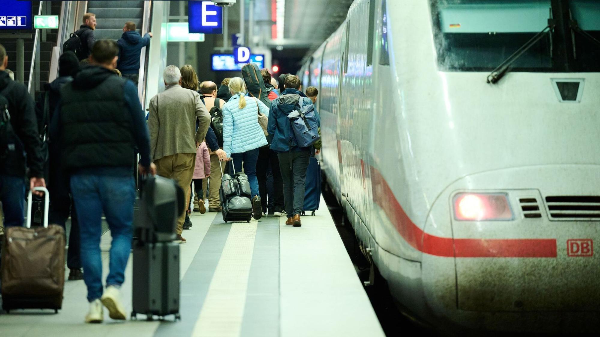 Fahrgäste im Berliner Hauptbahnhof