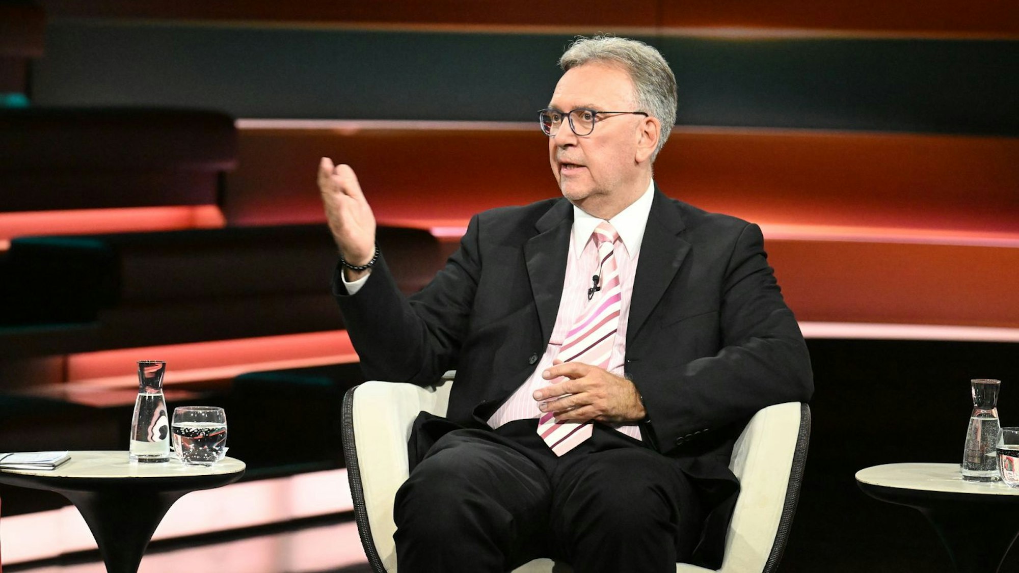 Politologe Frank Umbach erklärte bei „Markus Lanz“, dass die Kerosinversorgung nicht unbedingt so gesichert sei, wie Katherina Reiche behauptet hat. (Bild: ZDF / Cornelia Lehmann)